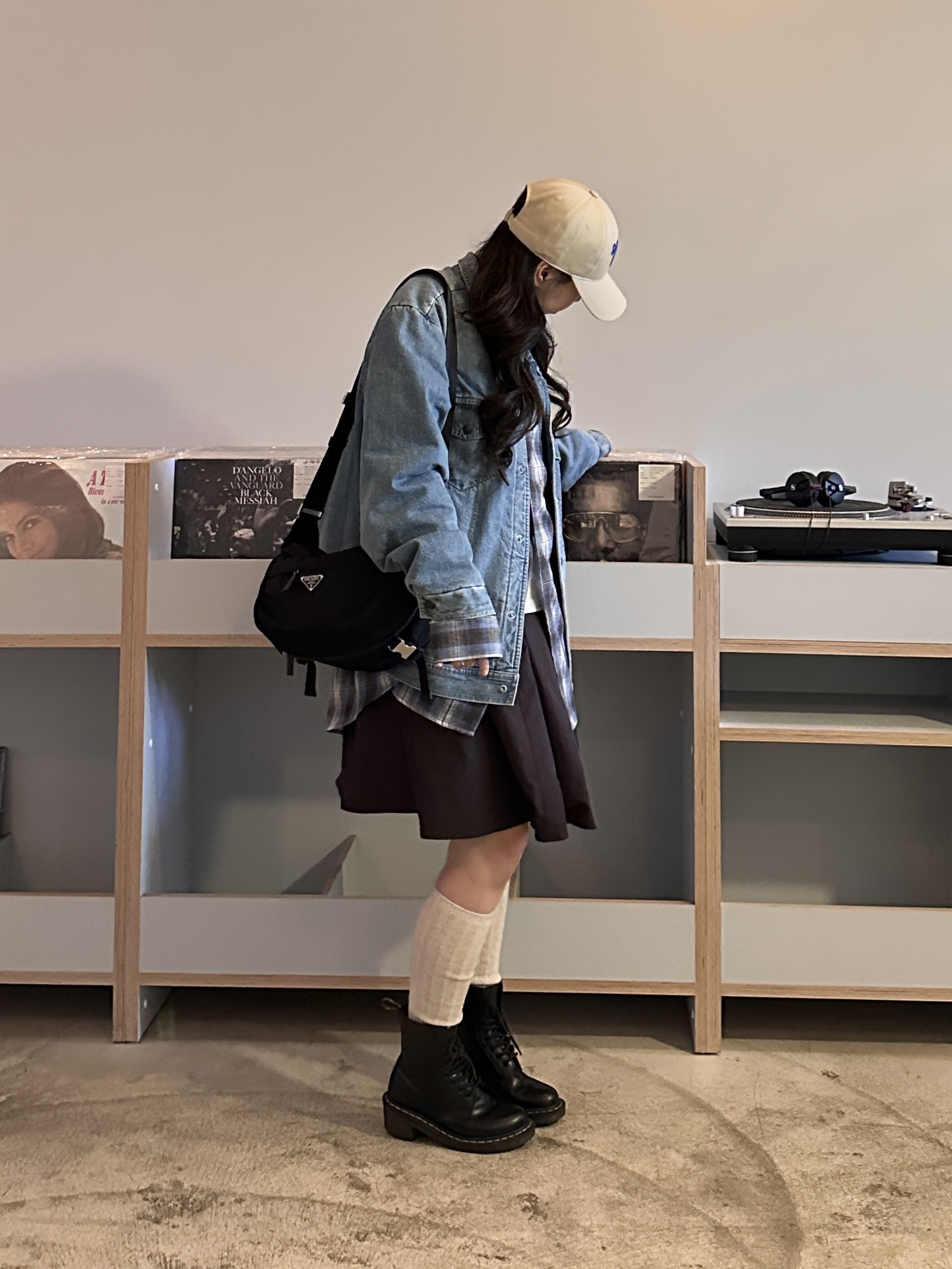 (W) 닥터마틴 클레먼시 레이스업 부츠 스무스 블랙, 프라다 리나일론 앤 사피아노 레더 숄더백 블랙 착용 스타일 - 1