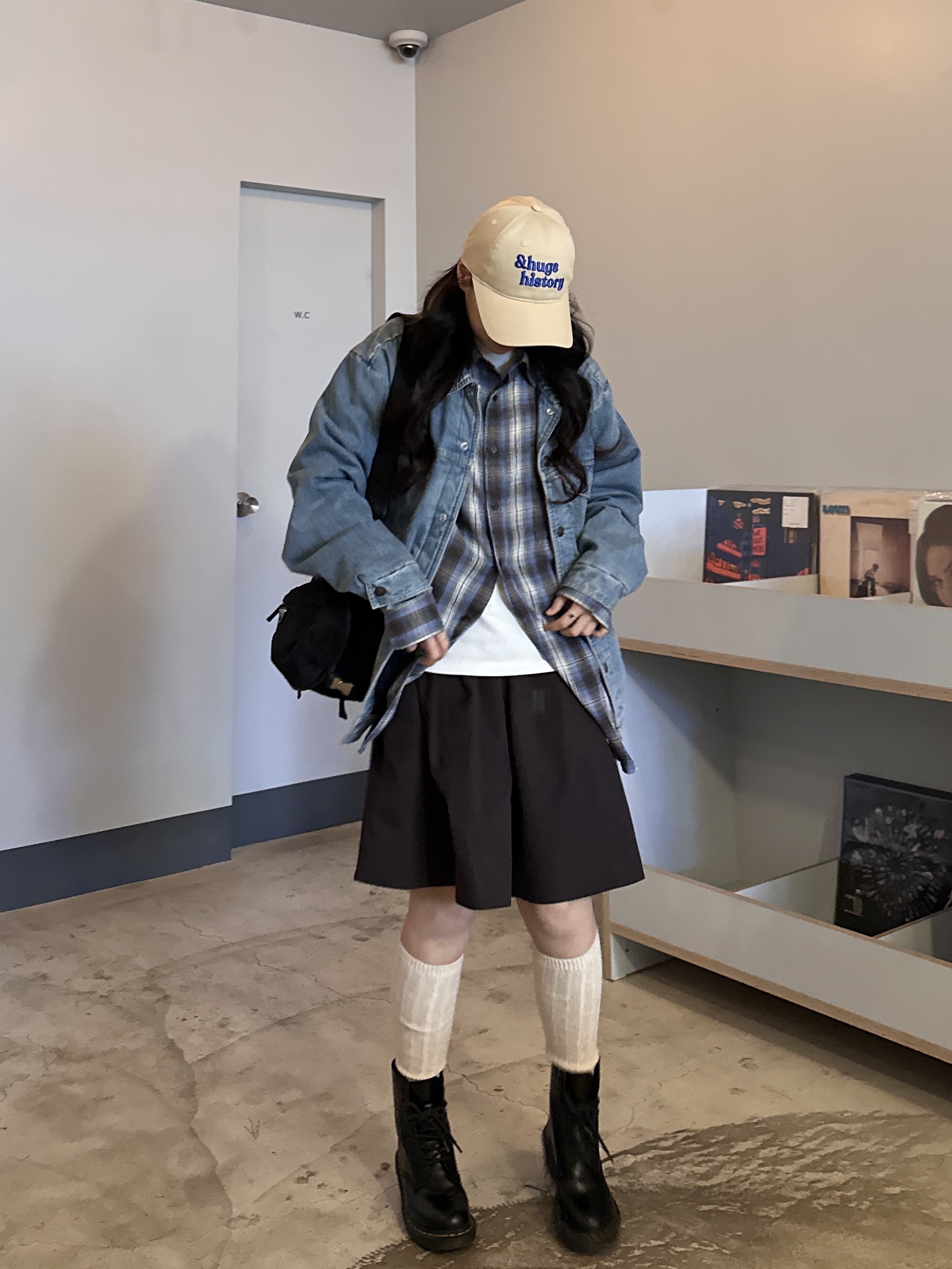 (W) 닥터마틴 클레먼시 레이스업 부츠 스무스 블랙, 프라다 리나일론 앤 사피아노 레더 숄더백 블랙 착용 스타일 - 4