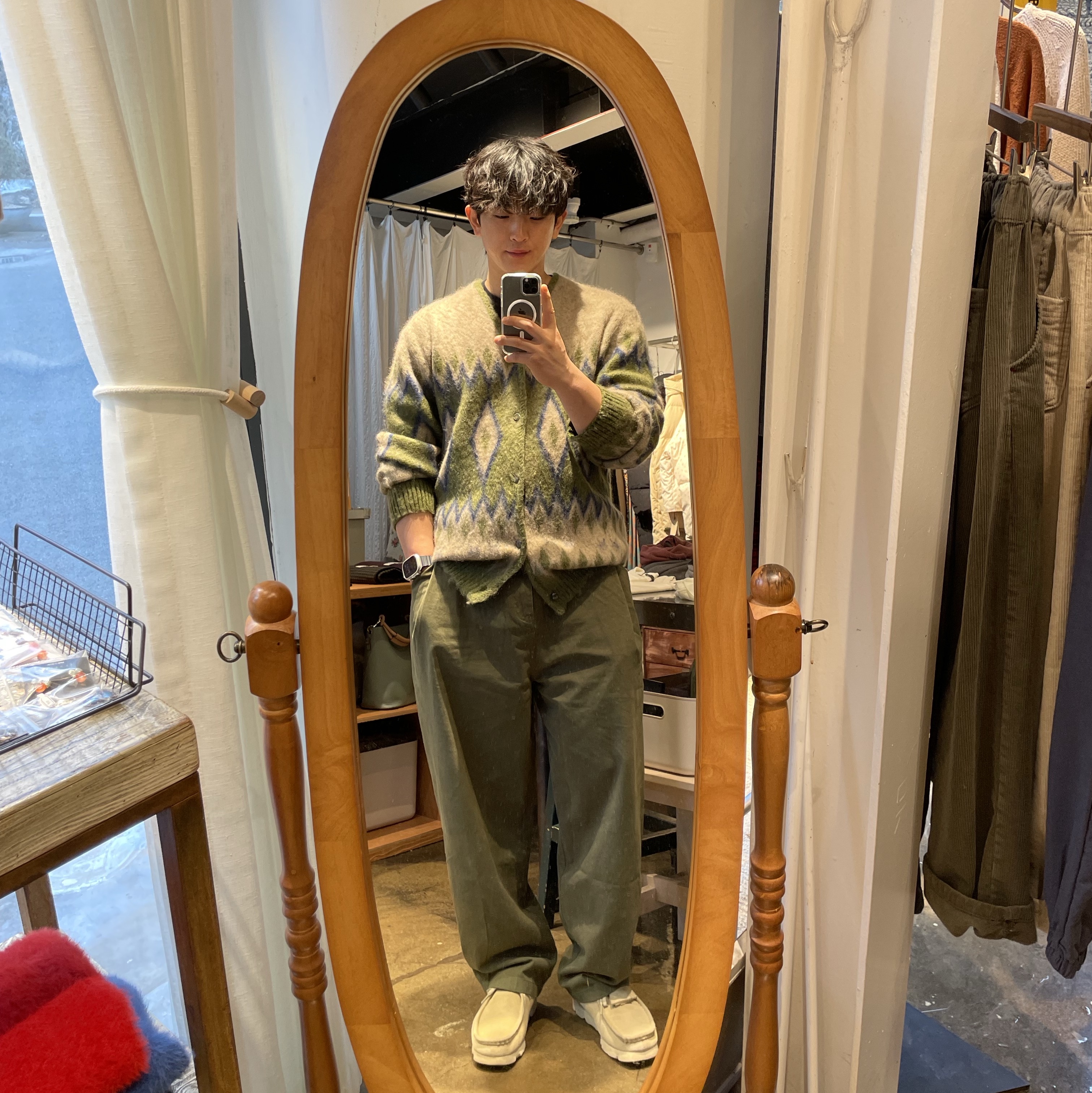 Clarks Wallabee Gore-Tex Maple Suede, Needles Diamond Mohair Cardigan Olive 착용 스타일