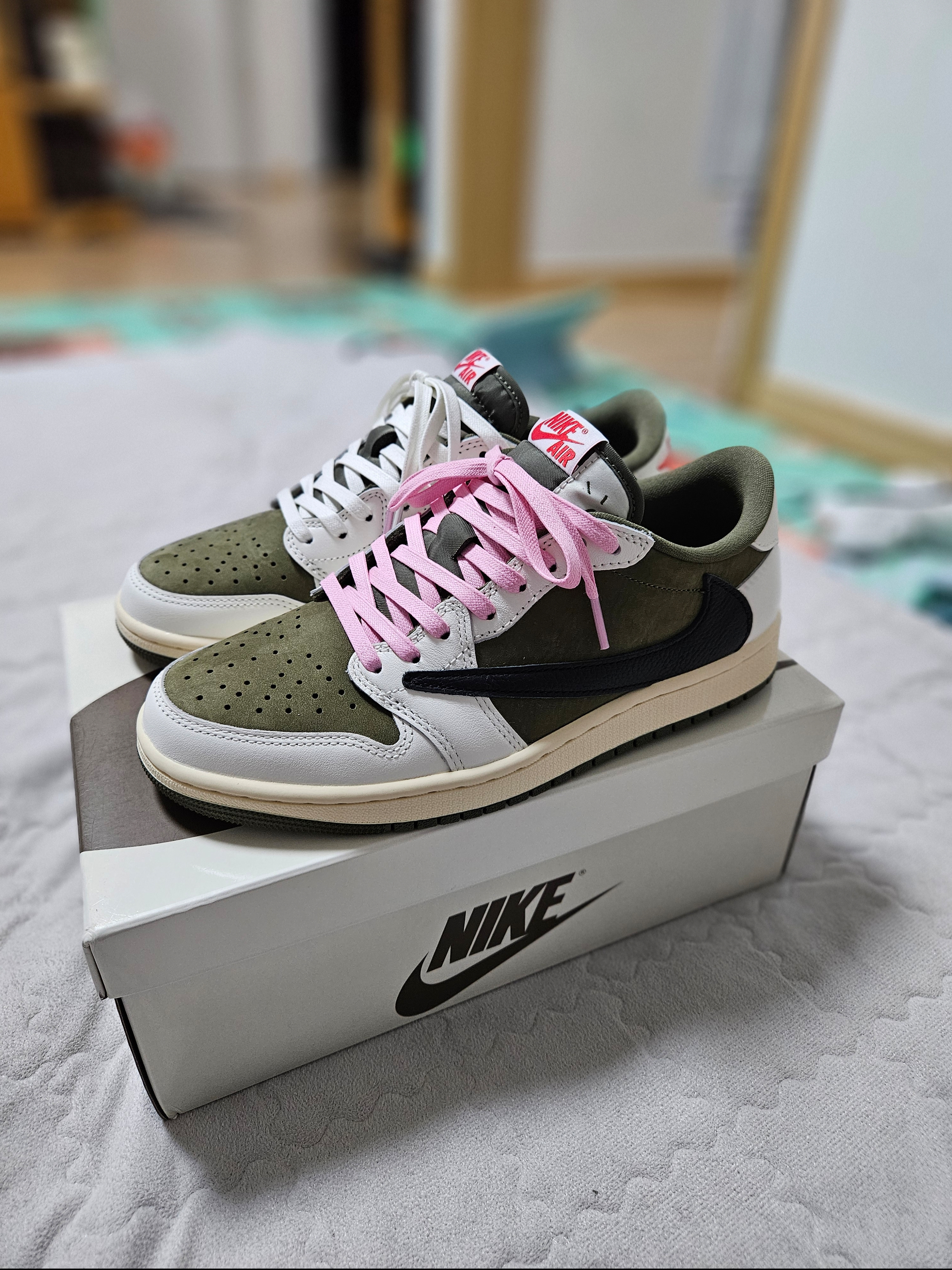 Jordan 1 x Travis Scott Retro Low OG SP Reverse Olive 착용 스타일 - 1