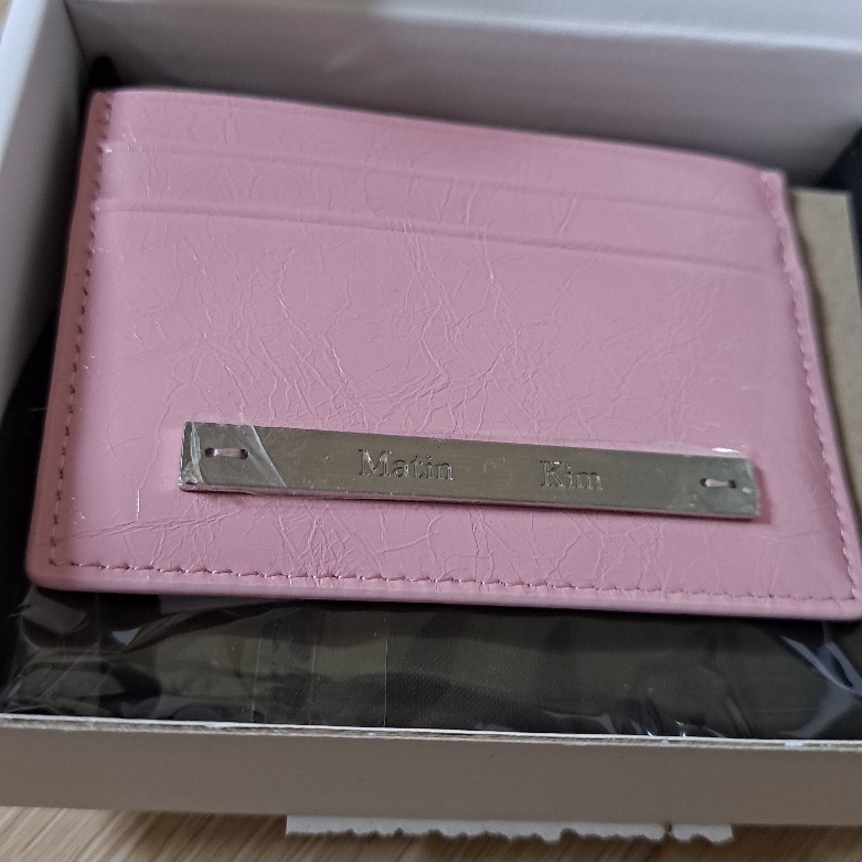 Matin Kim Glossy Card Wallet Pink 착용 스타일 - 1