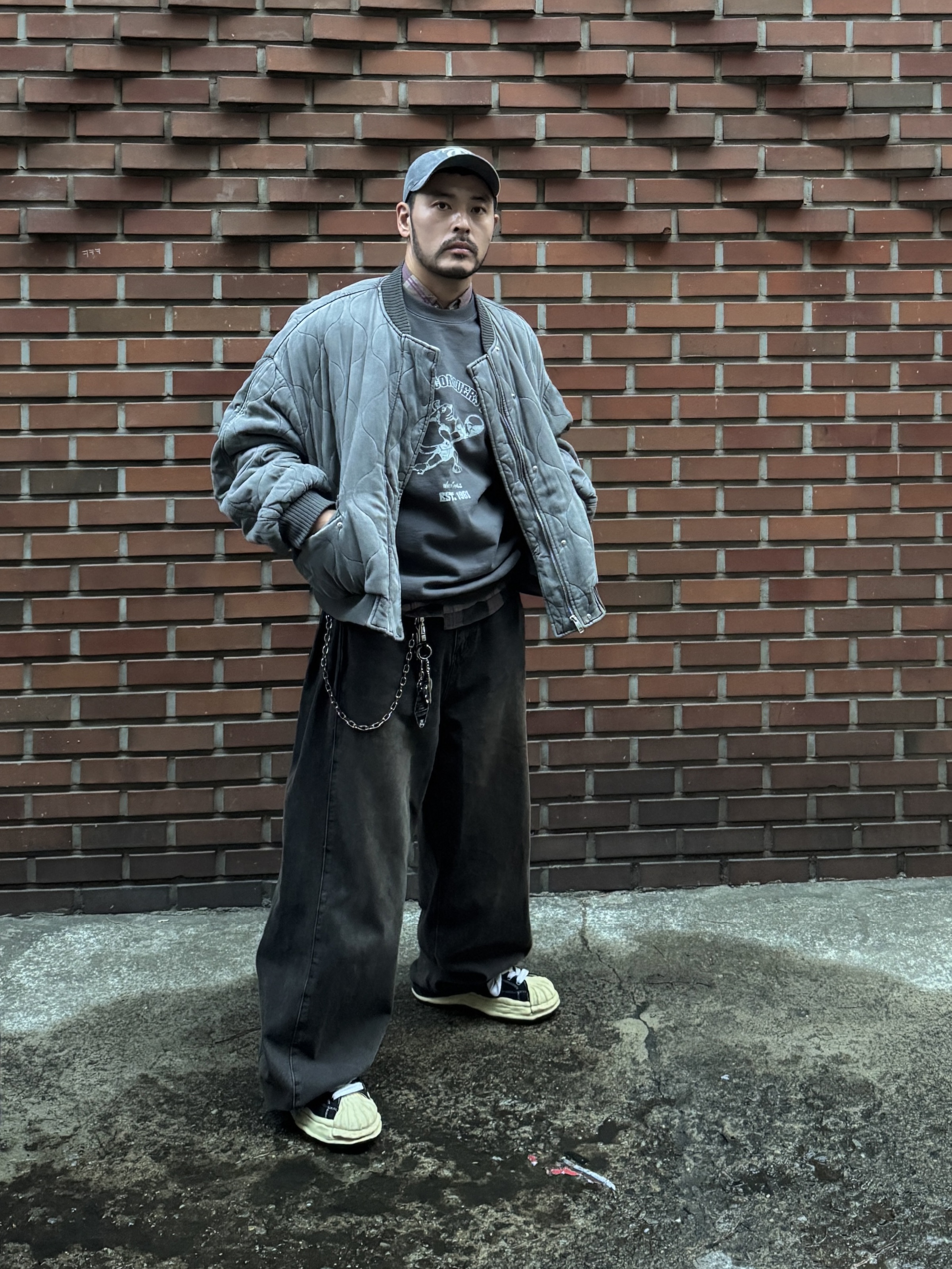 Wildthings Vintage Sweatshirts(WILD DOG) Graphite, Maison Mihara Yasuhiro Blakey VL OG Sole Canvas Low-top Sneakers Black 착용 스타일 - 2