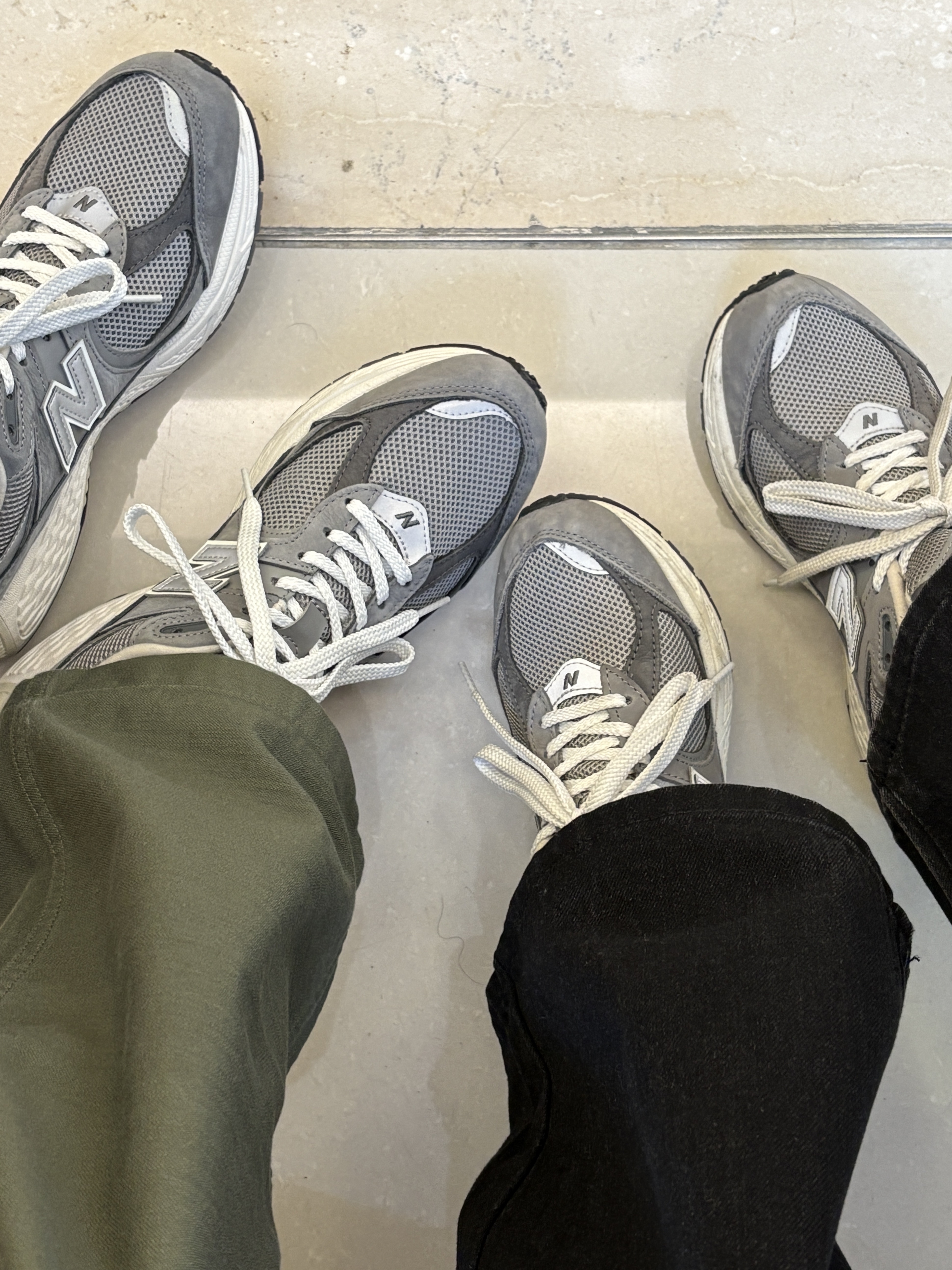 New Balance 2002R Premium Vintage Grey, NOMANUAL Penon Wind Shell Warm Gray 착용 스타일 - 1