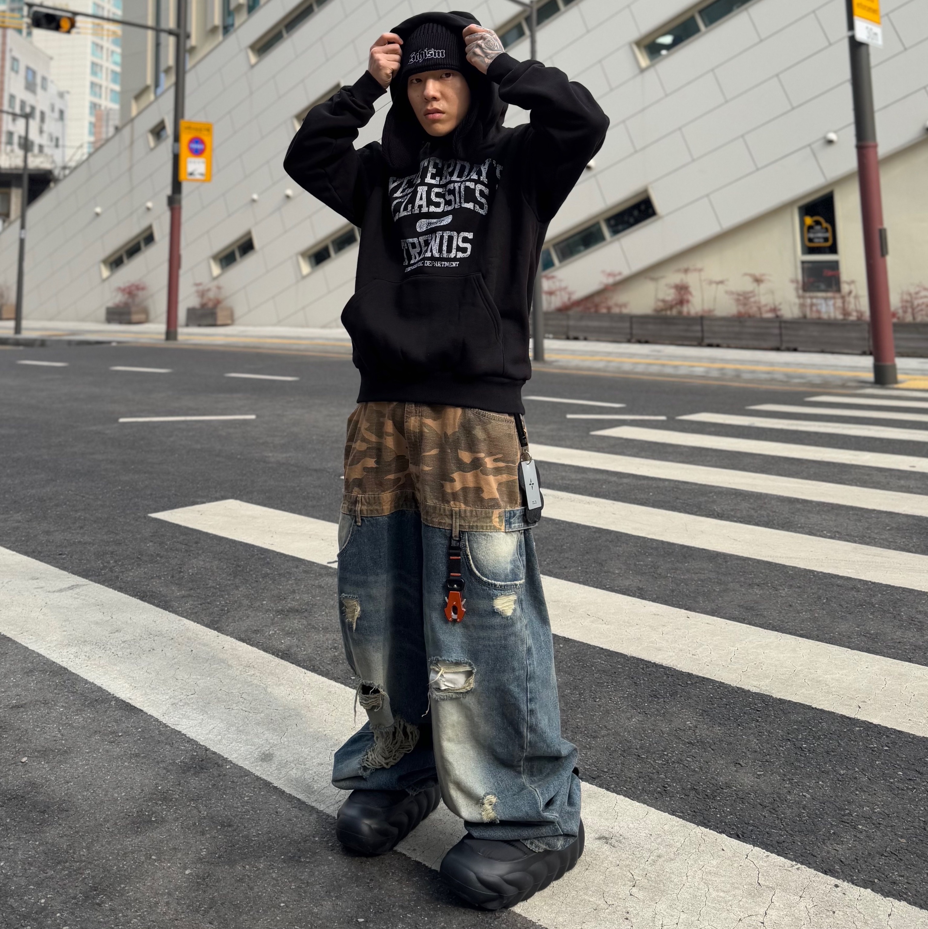 Crocs Overpuff Shorty Black, NOMANUAL I.P Damaged Jacket Washed Black 착용 스타일 - 3