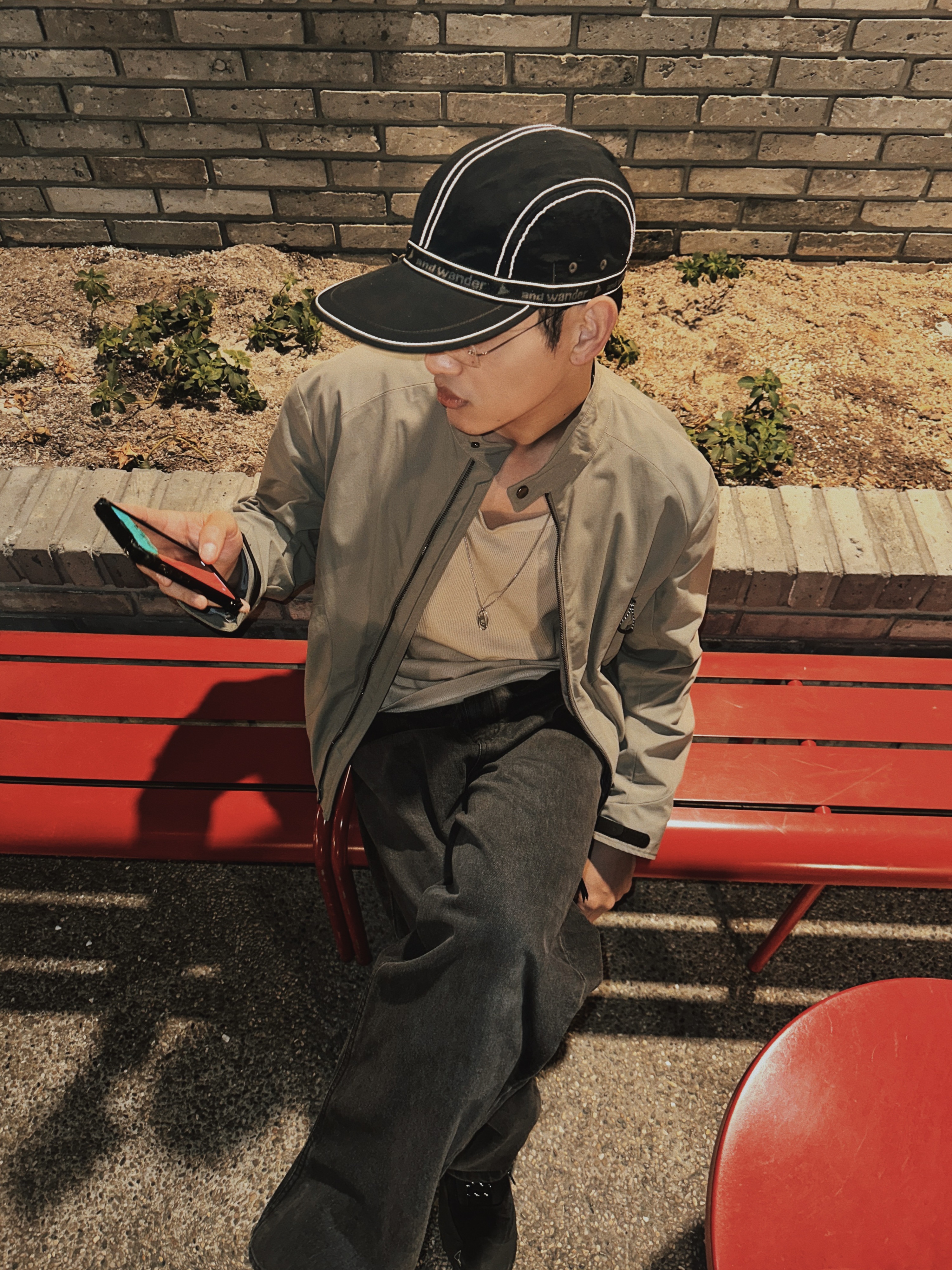 And Wander Sil Sacoche Charcoal/Black, And Wander JQ Tape Cap khaki 착용 스타일 - 2