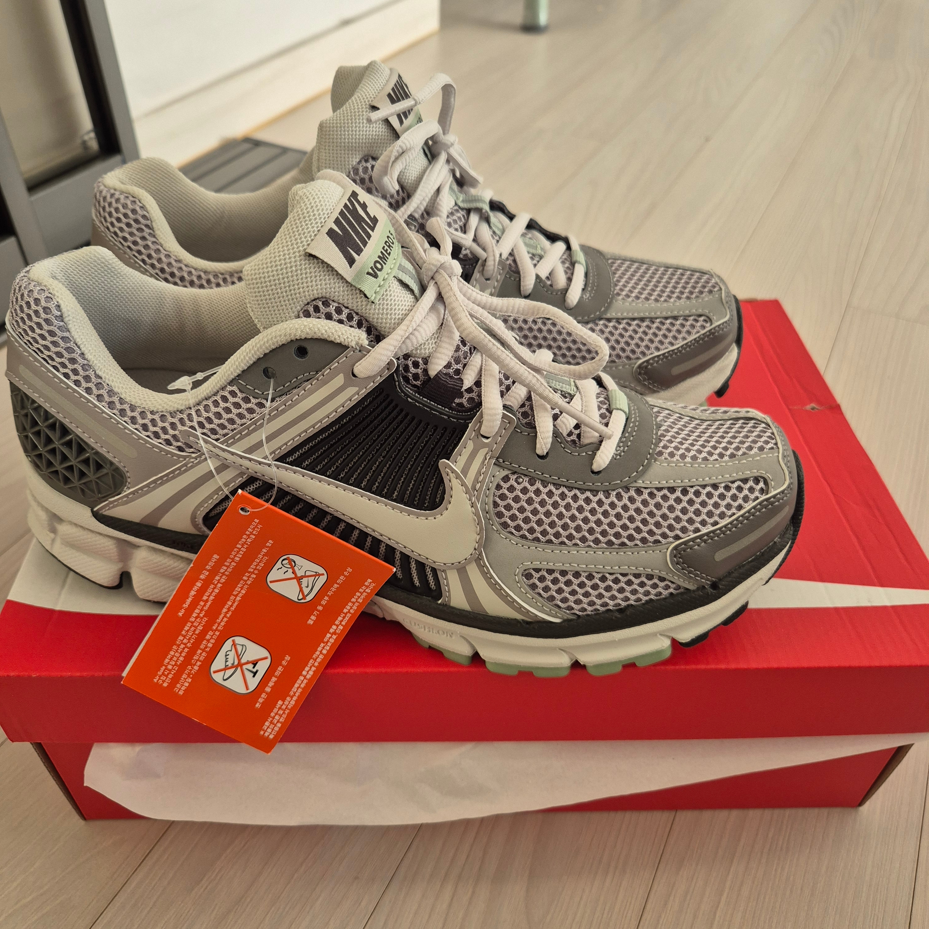 (W) Nike Zoom Vomero 5 Cobblestone and Flat Pewter 착용 스타일 - 2