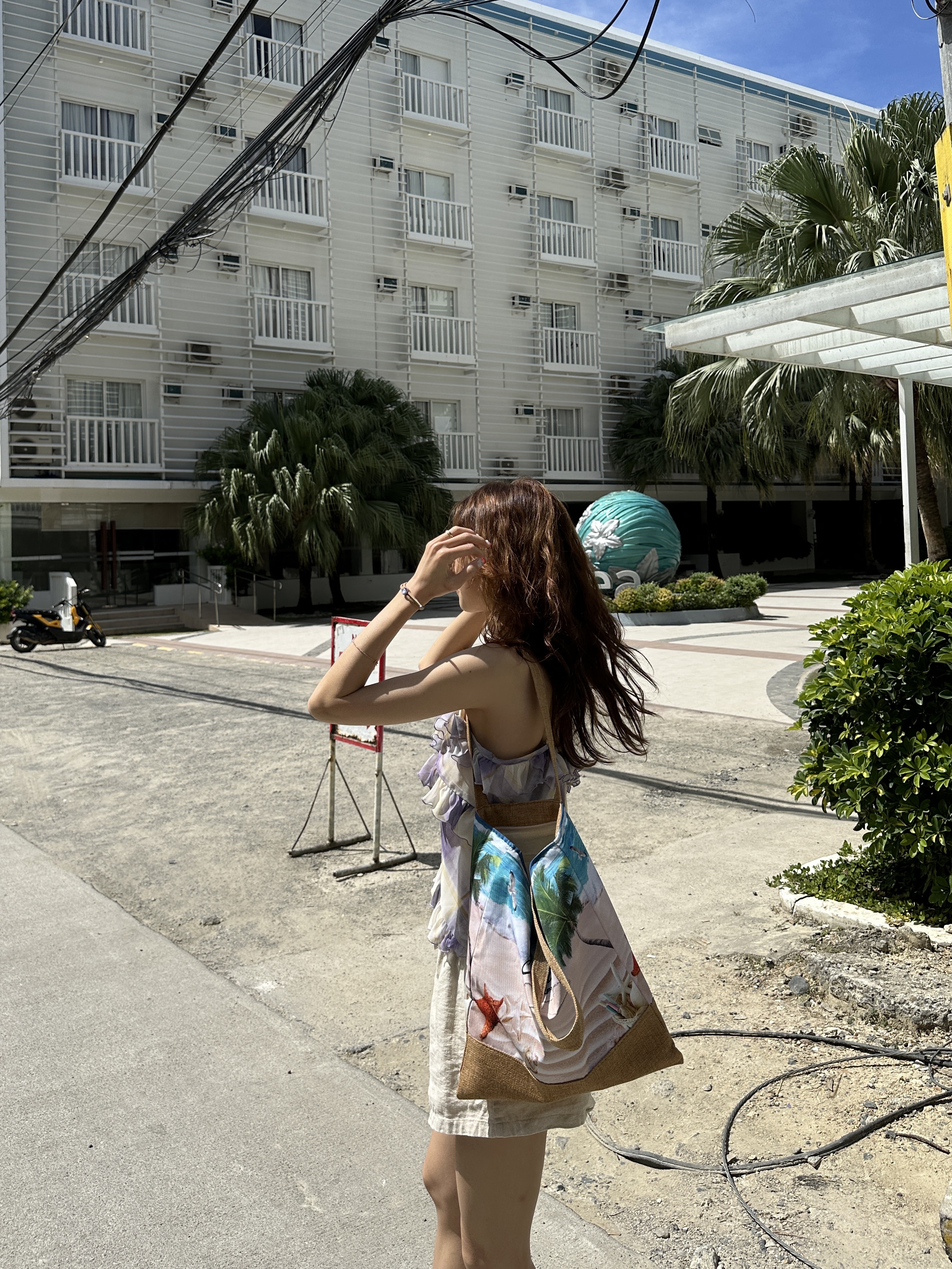 (W) FITFLOP Lulu Adjustable Leather Sandals Light Tan 착용 스타일 - 2