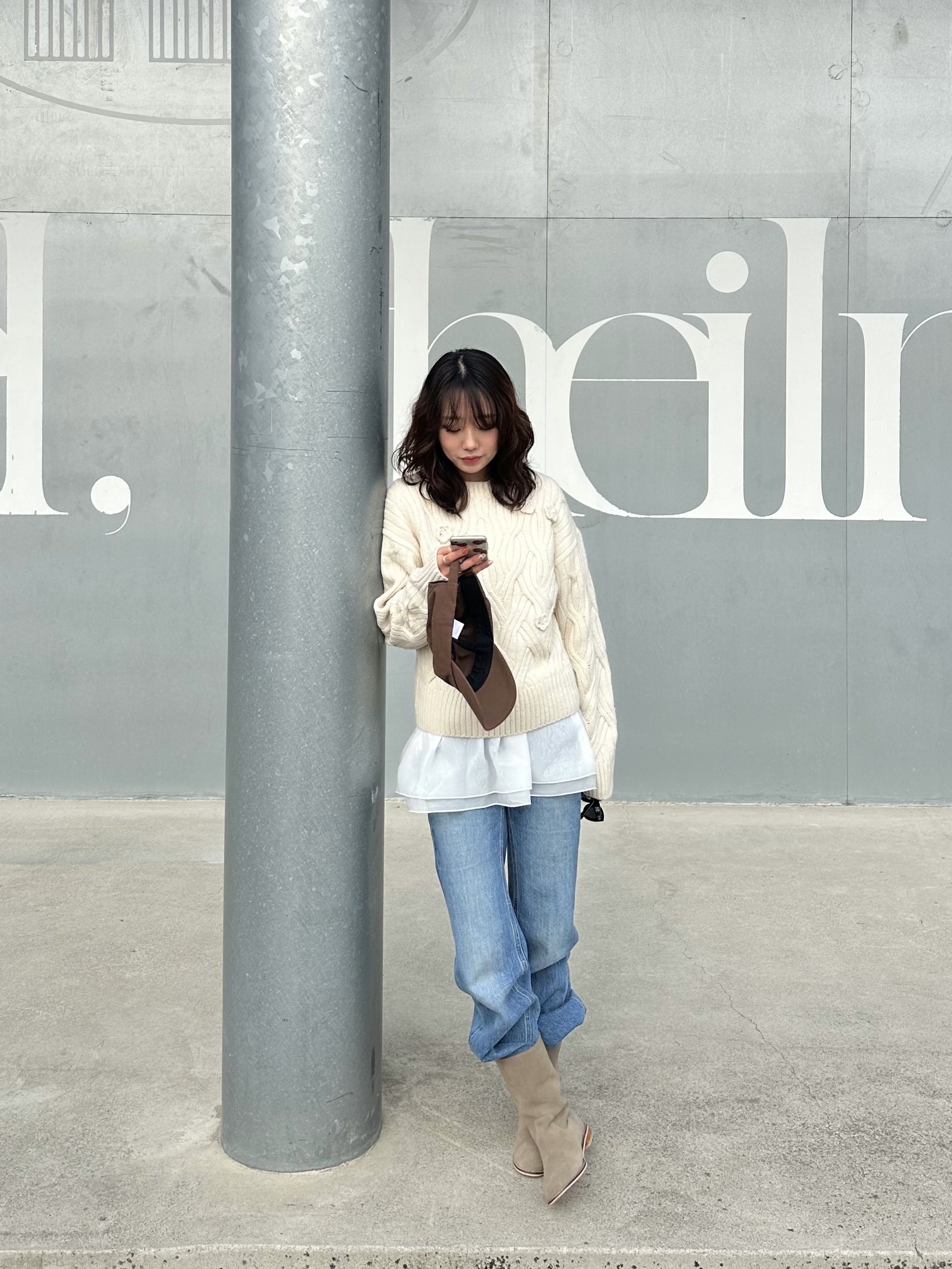 Diagonal Cable Applique Knit Ivory 착용 스타일 - 3