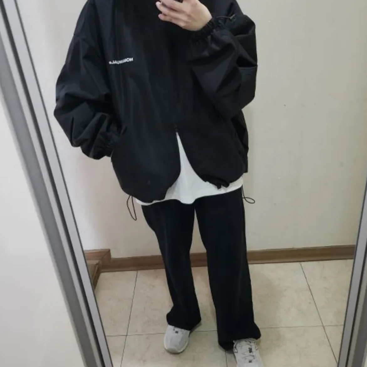 NOMANUAL Penon Wind Shell Black, NOMANUAL I.P Damaged Jacket Washed Black 착용 스타일 - 1