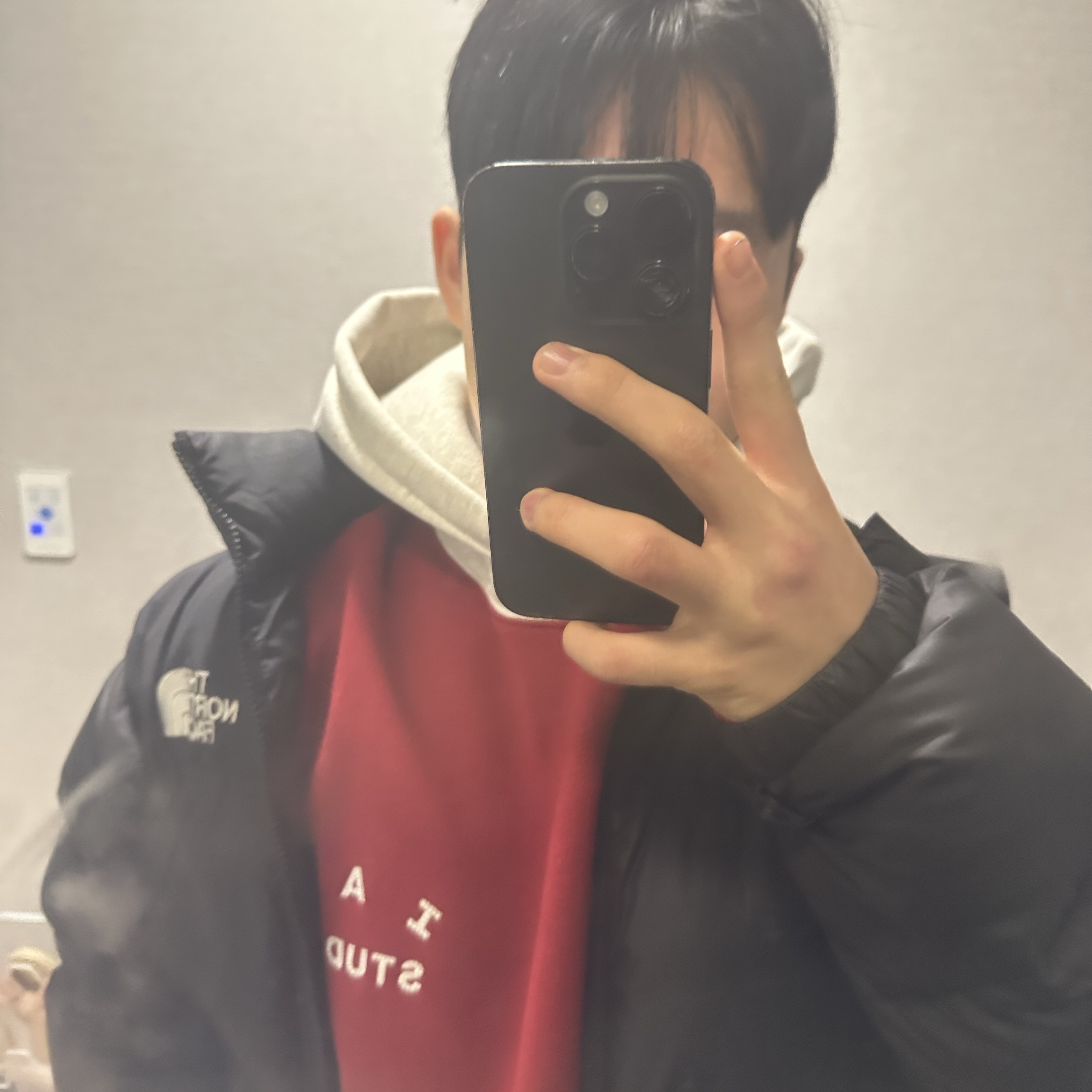 IAB Studio 24 Christmas Hoodie Burgundy Oatmeal 착용 스타일