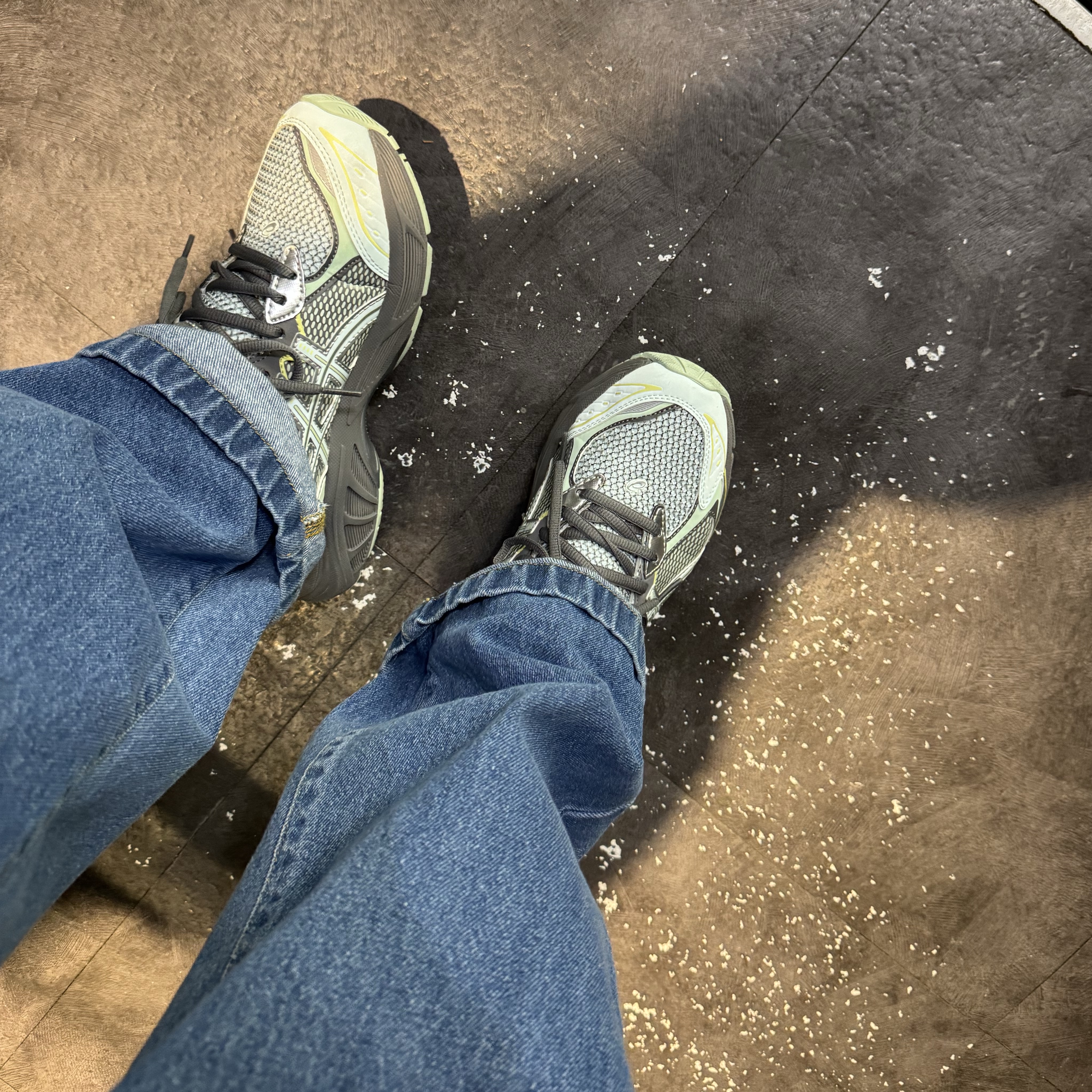 Asics UB6-S GT-2160 Arctic Blue Carbon, Carhartt WIP Landon Pant Blue Heavy Stone Wash 착용 스타일 - 4