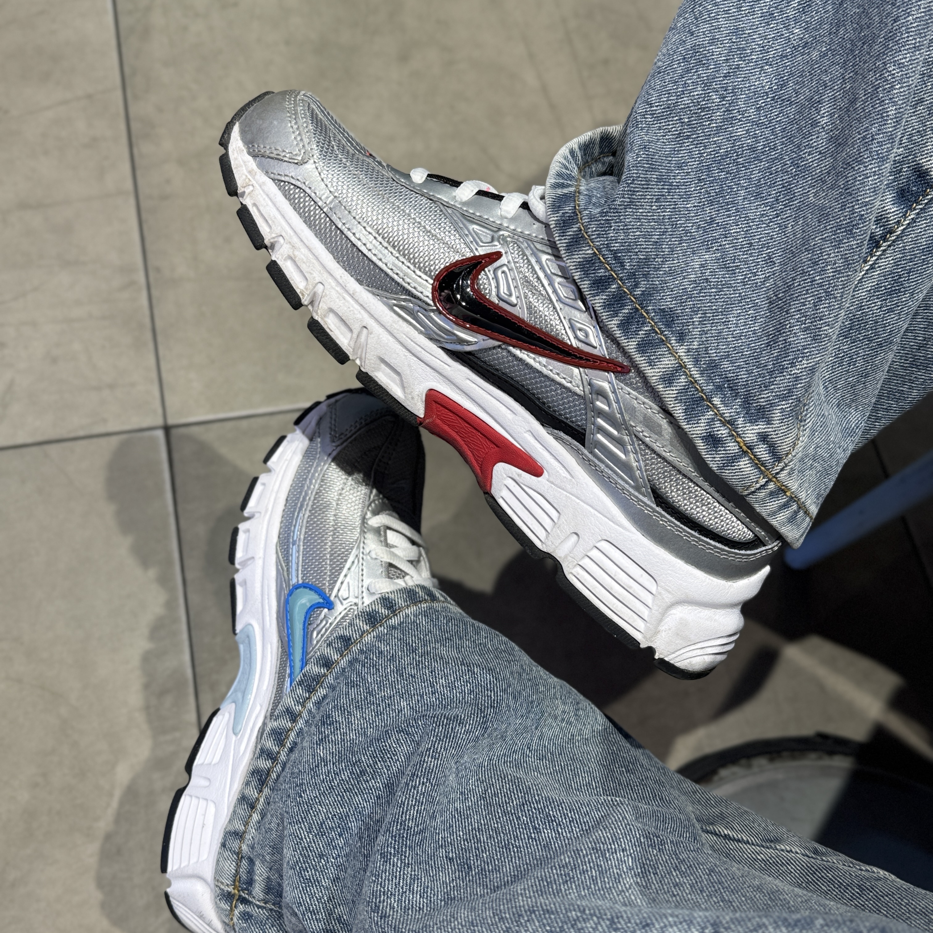(W) Nike Initiator Metallic Silver Ice Blue, Nike Initiator Metallic Silver Black 착용 스타일 - 2
