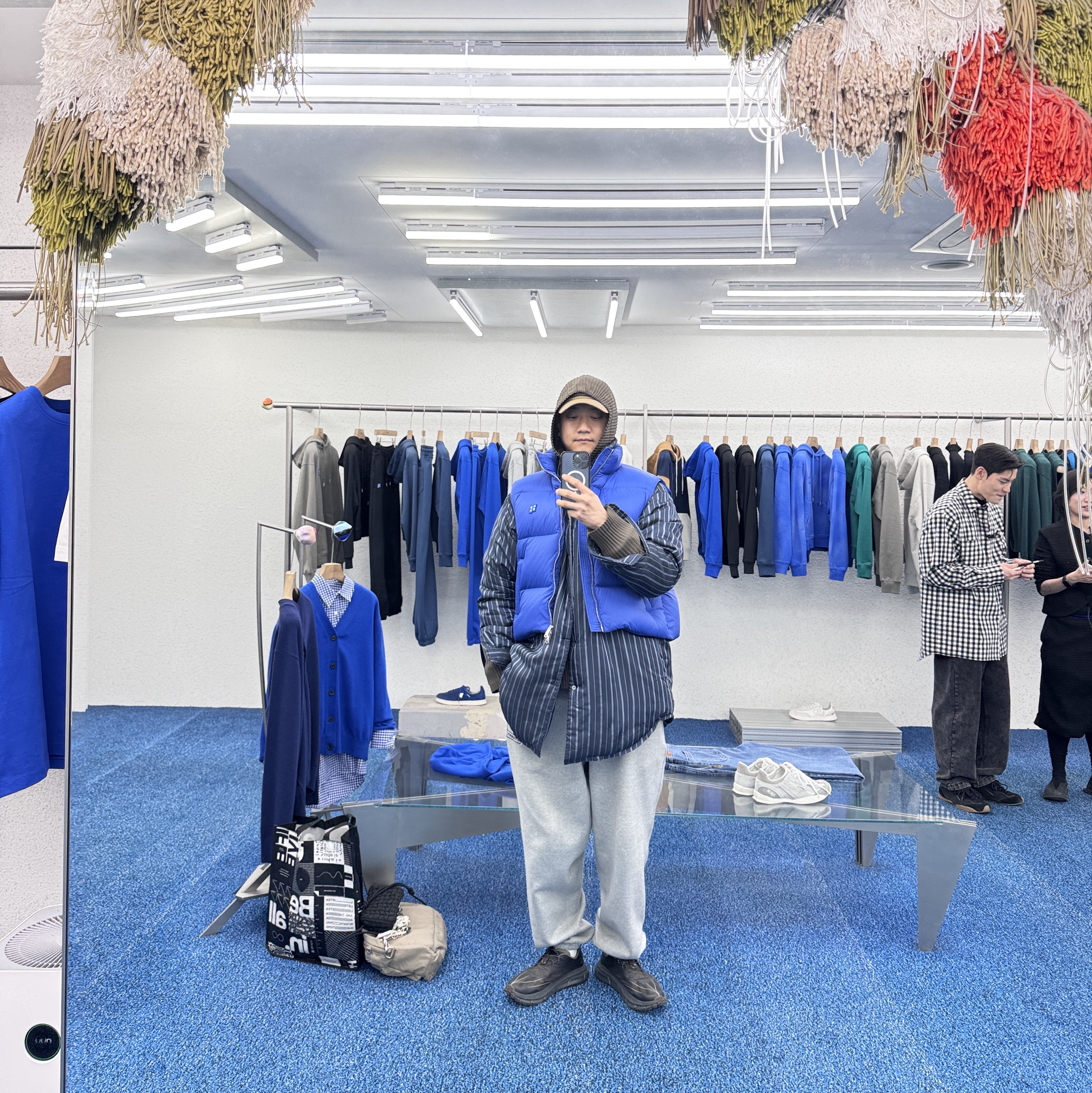 Stussy Peter Sutherland Reversible Down Vest Bone, Hoka x Satisfy Mafate Speed 4 Lite Coffee 착용 스타일 - 4