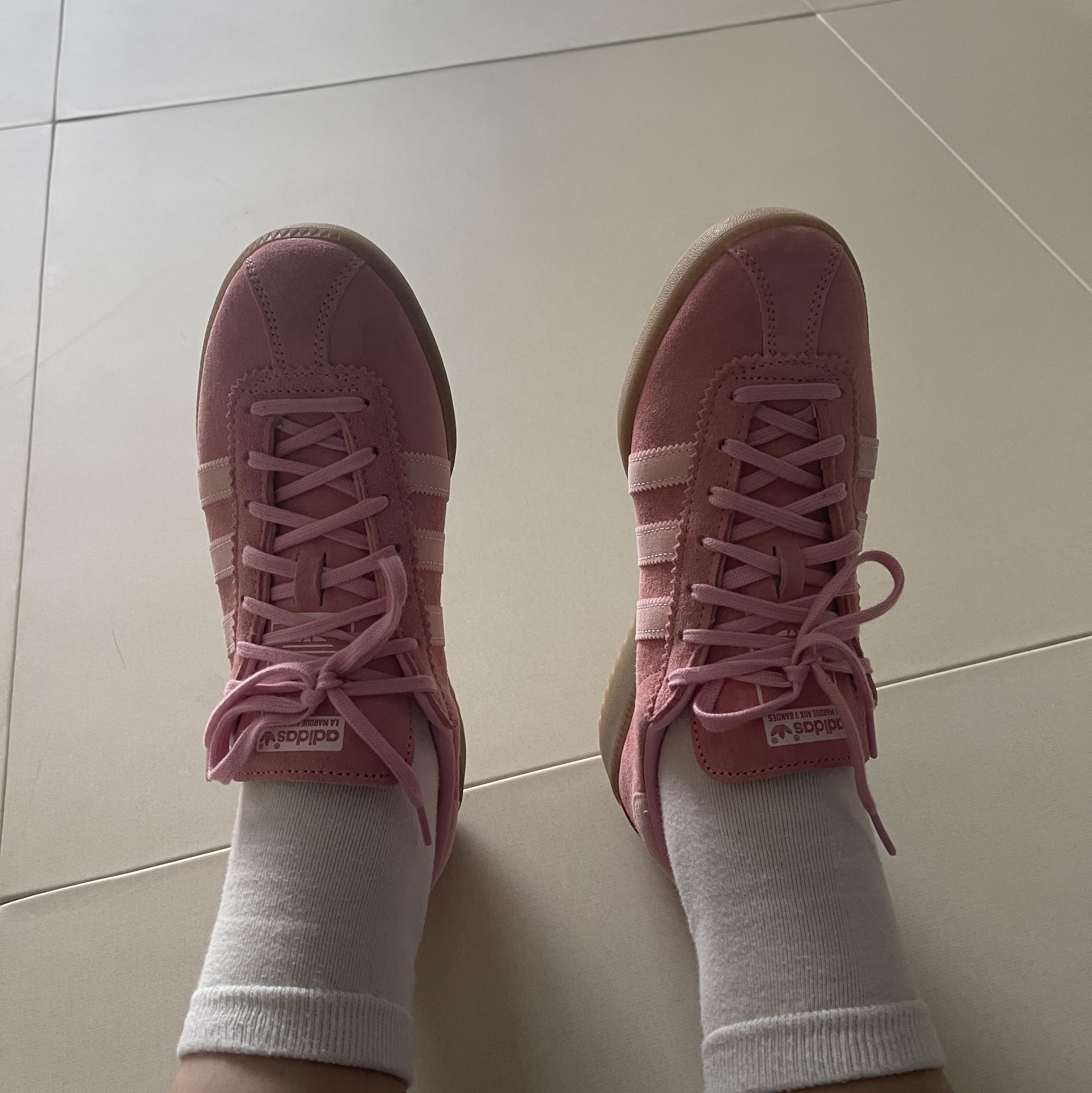Adidas Bermuda Glow Pink 착용 스타일 - 2