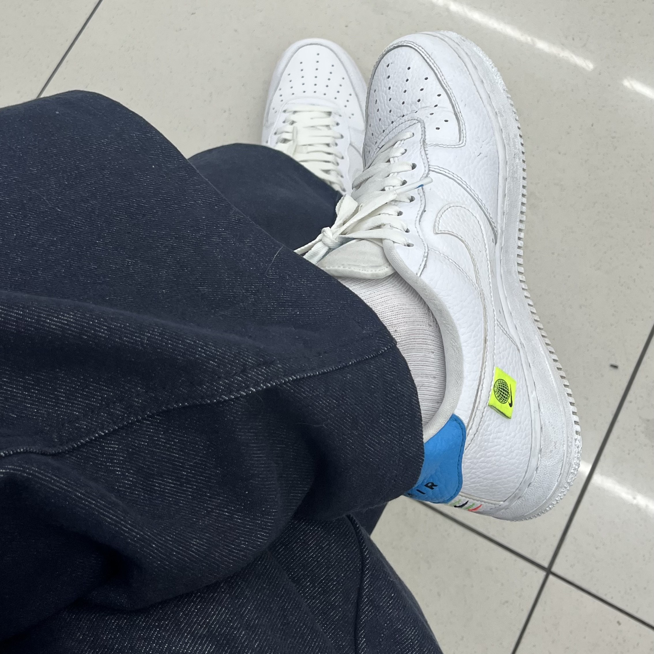 Nike Air Force 1 '07 LV8 Worldwide Pack White Volt 착용 스타일
