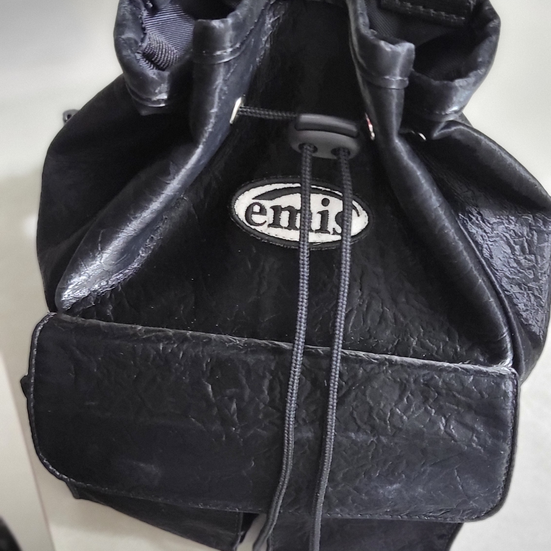 Emis Mini Wappen Pocket Backpack Black 착용 스타일