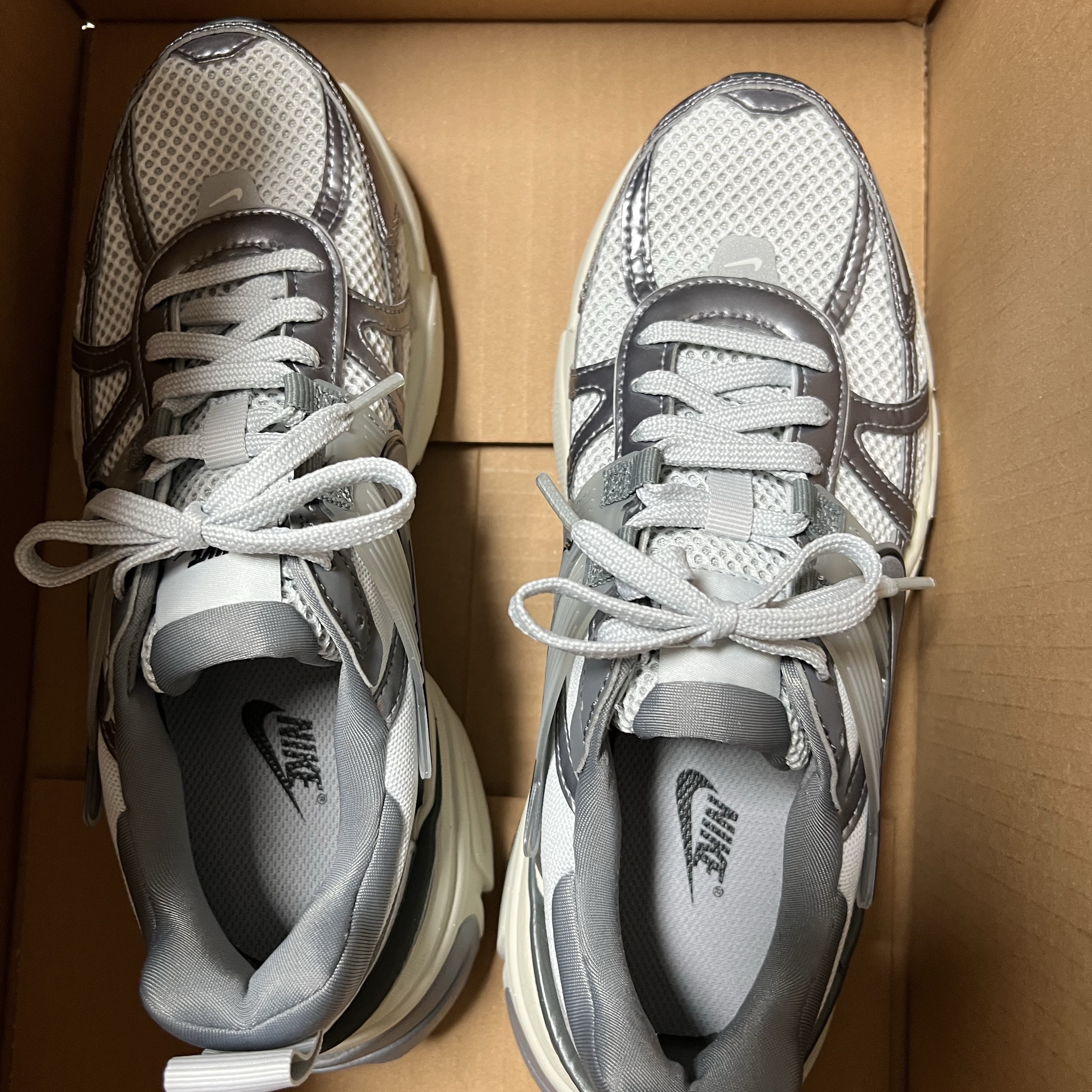 Nike V2K Run Pure Platinum Wolf Grey 착용 스타일 - 3