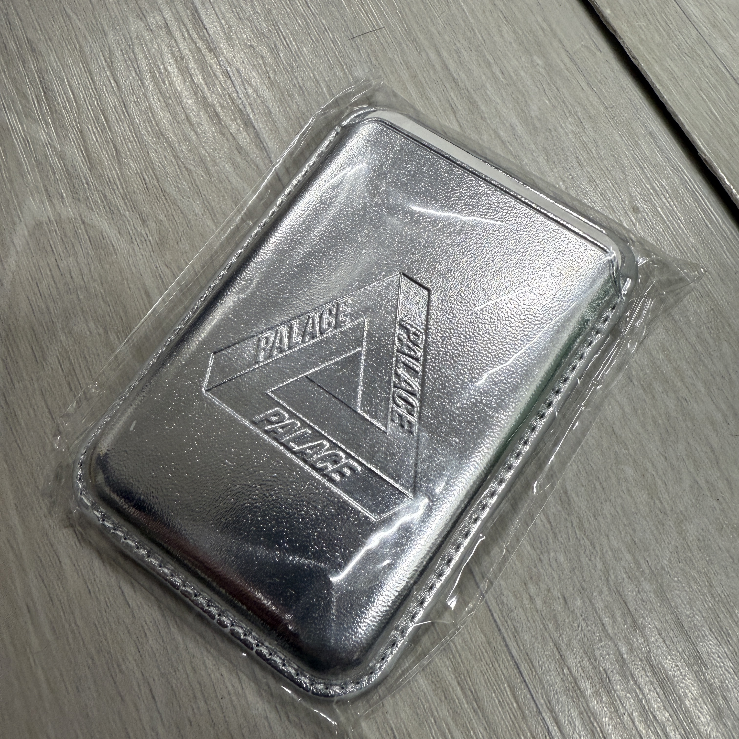 Palace Magsafe Wallet Silver - 25SS, Palace Alien Glow Nalgene Bottle Glow In The Dark - 25SS 착용 스타일 - 1