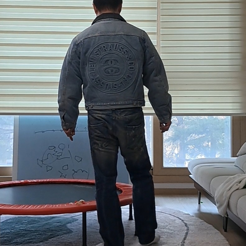 Stussy x Levi's Embossed Trucker Jacket Indigo 착용 스타일