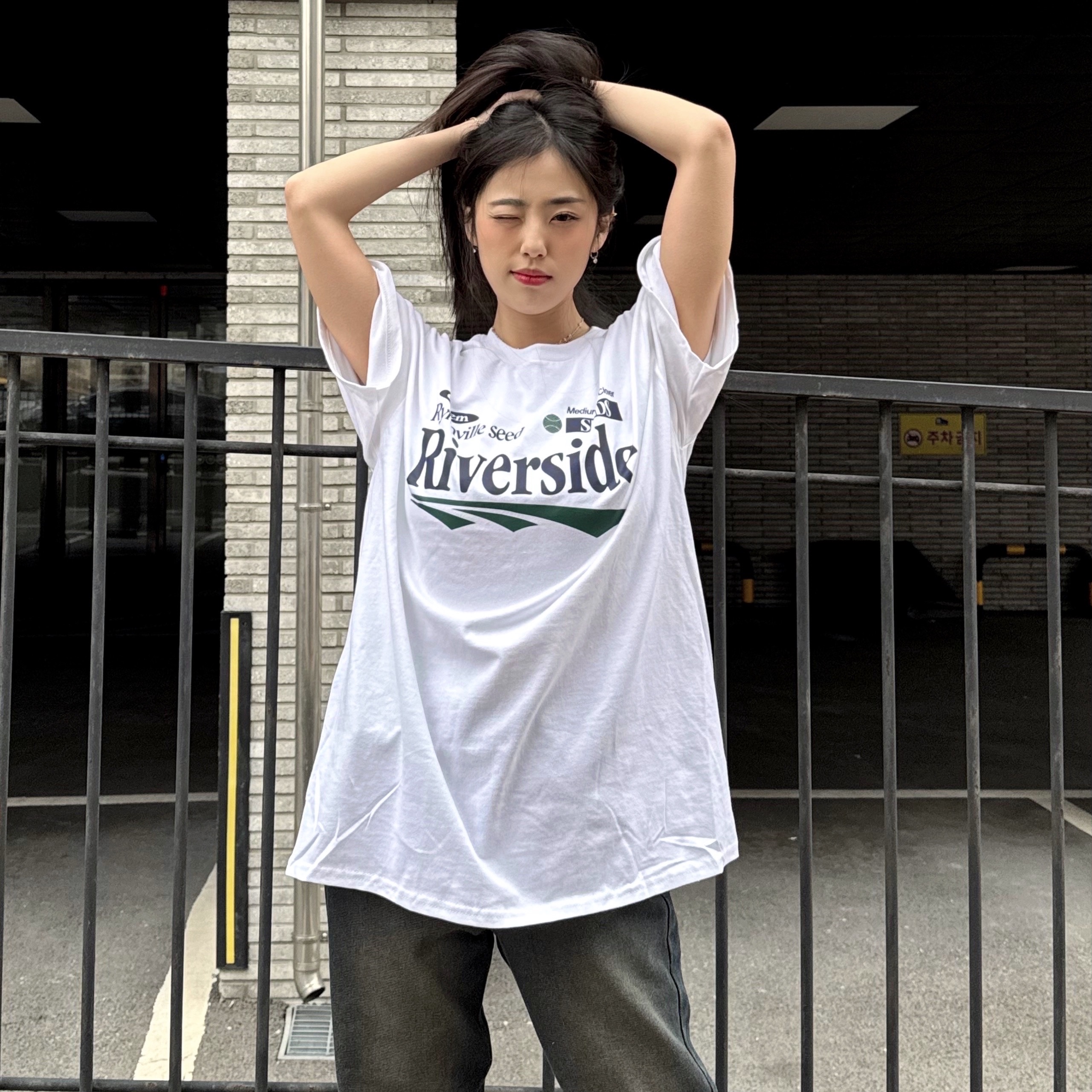 Gildan X EMEM Riverside T-Shirt White 착용 스타일 - 1