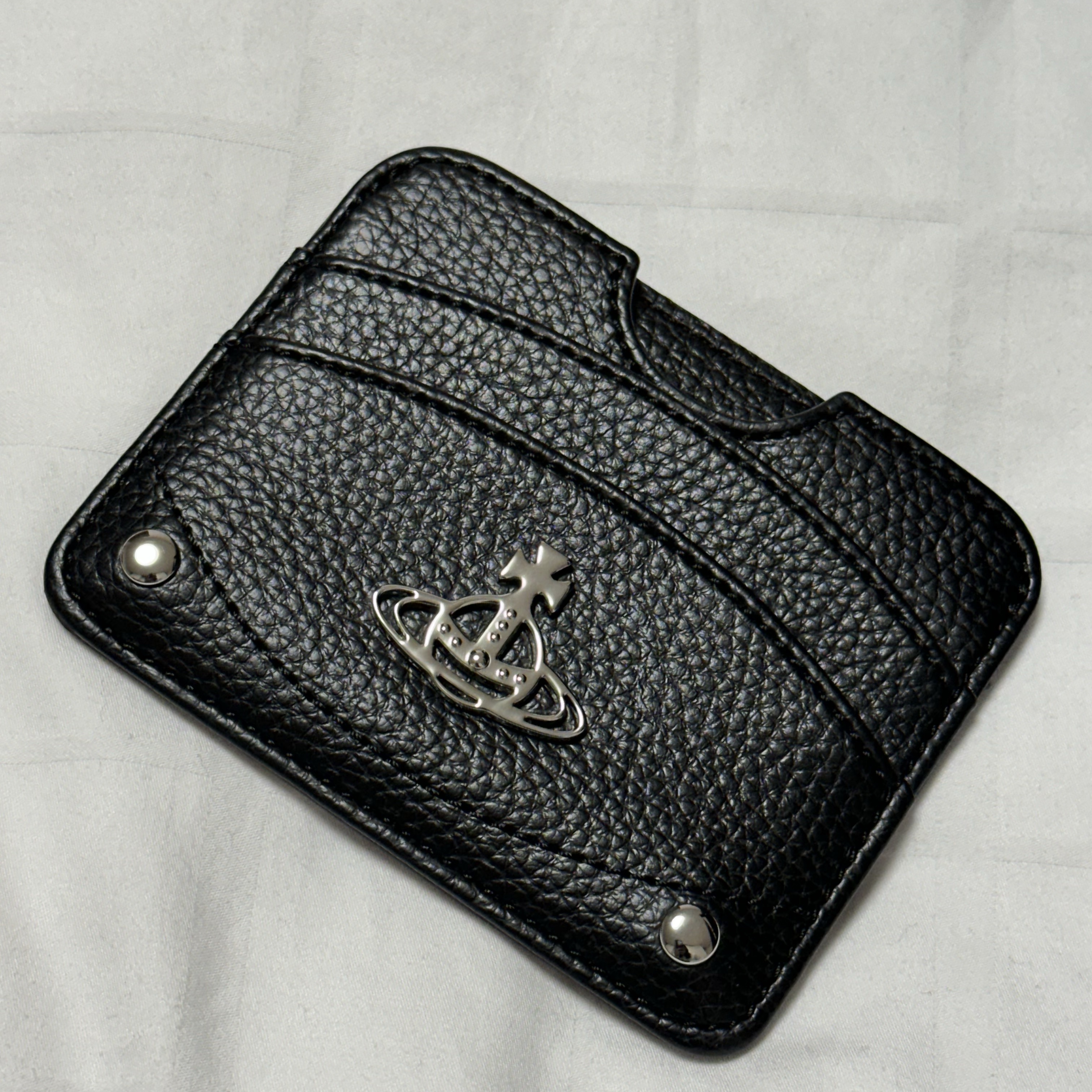 Vivienne Westwood Re-Vegan Grain Half Moon Card Holder Black 착용 스타일
