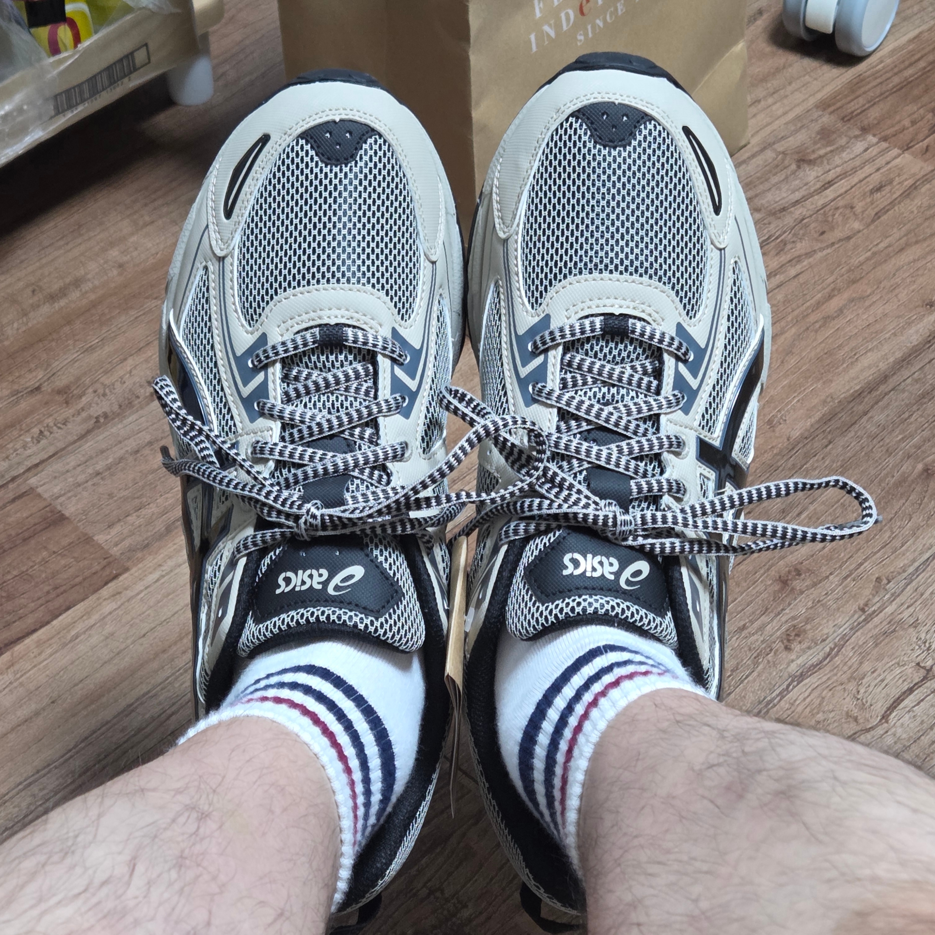 Asics Gel-Venture 6 Feather Grey Black 착용 스타일 - 1