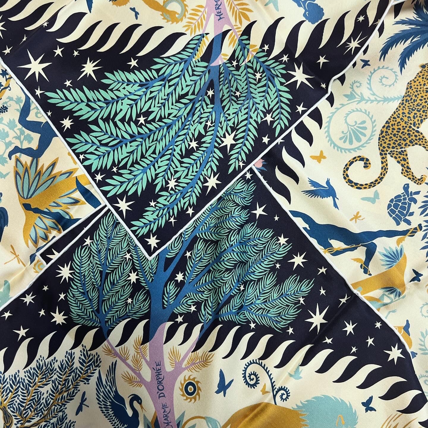 (W) Hermes Sous Le Charme D'Orphee Double Face Scarf 90 Marine Creme Vert 착용 스타일