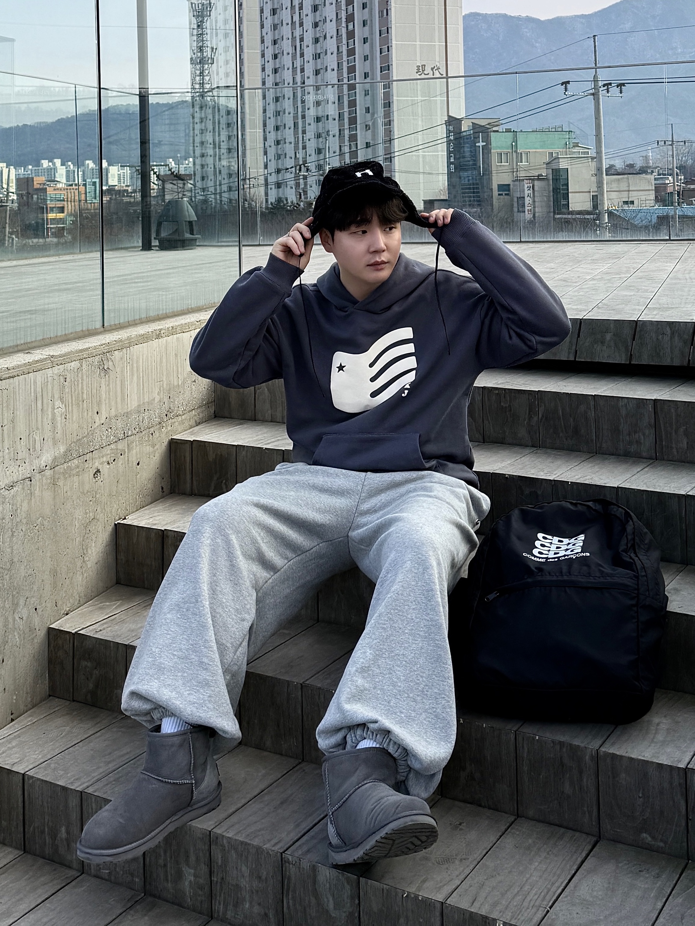 CDG Backpack Black, (W) UGG Classic Mini II Boots Grey 착용 스타일 - 2