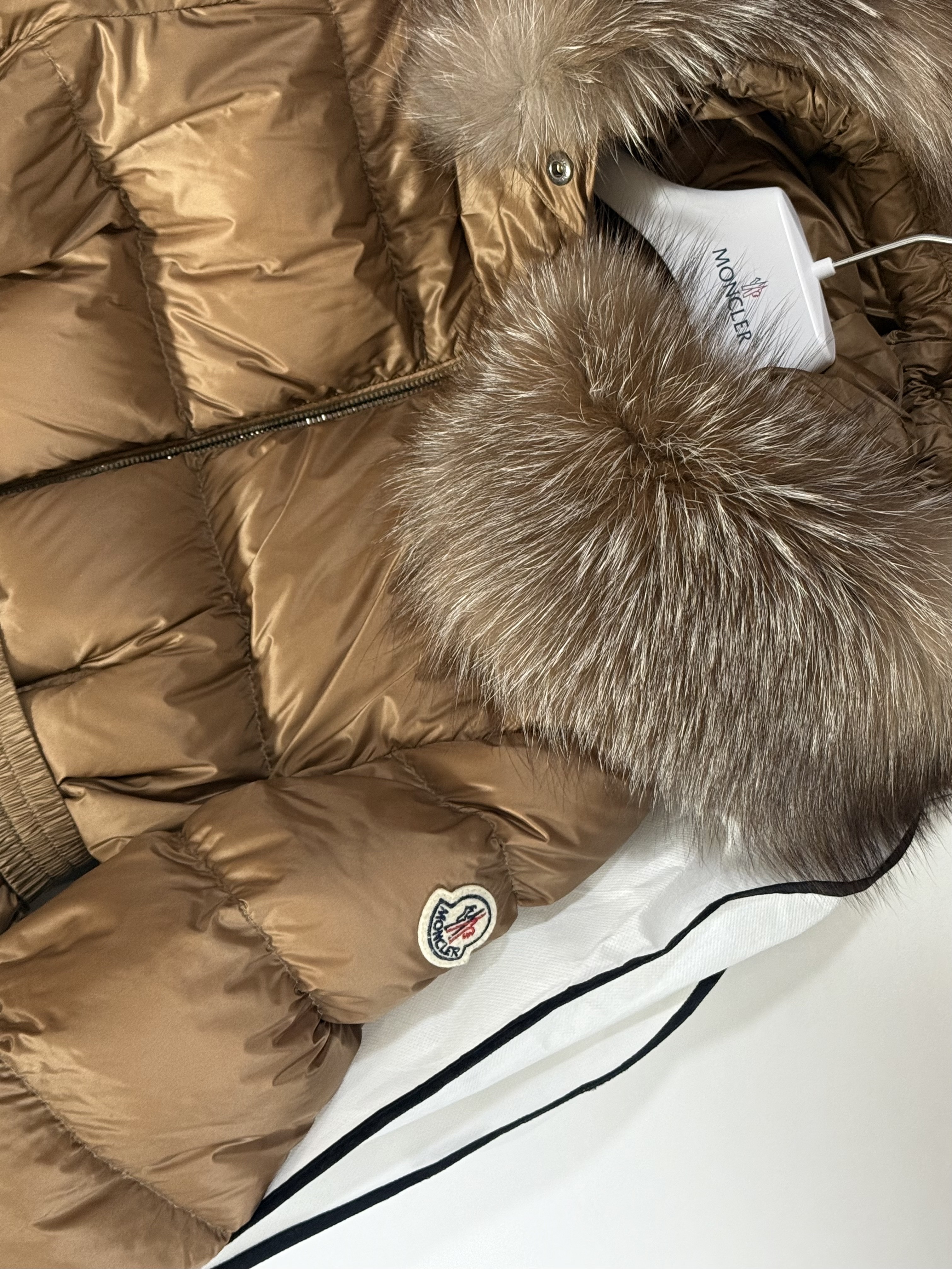 (W) Moncler Boed Short Down Jacket Beige - 23FW 착용 스타일 - 1