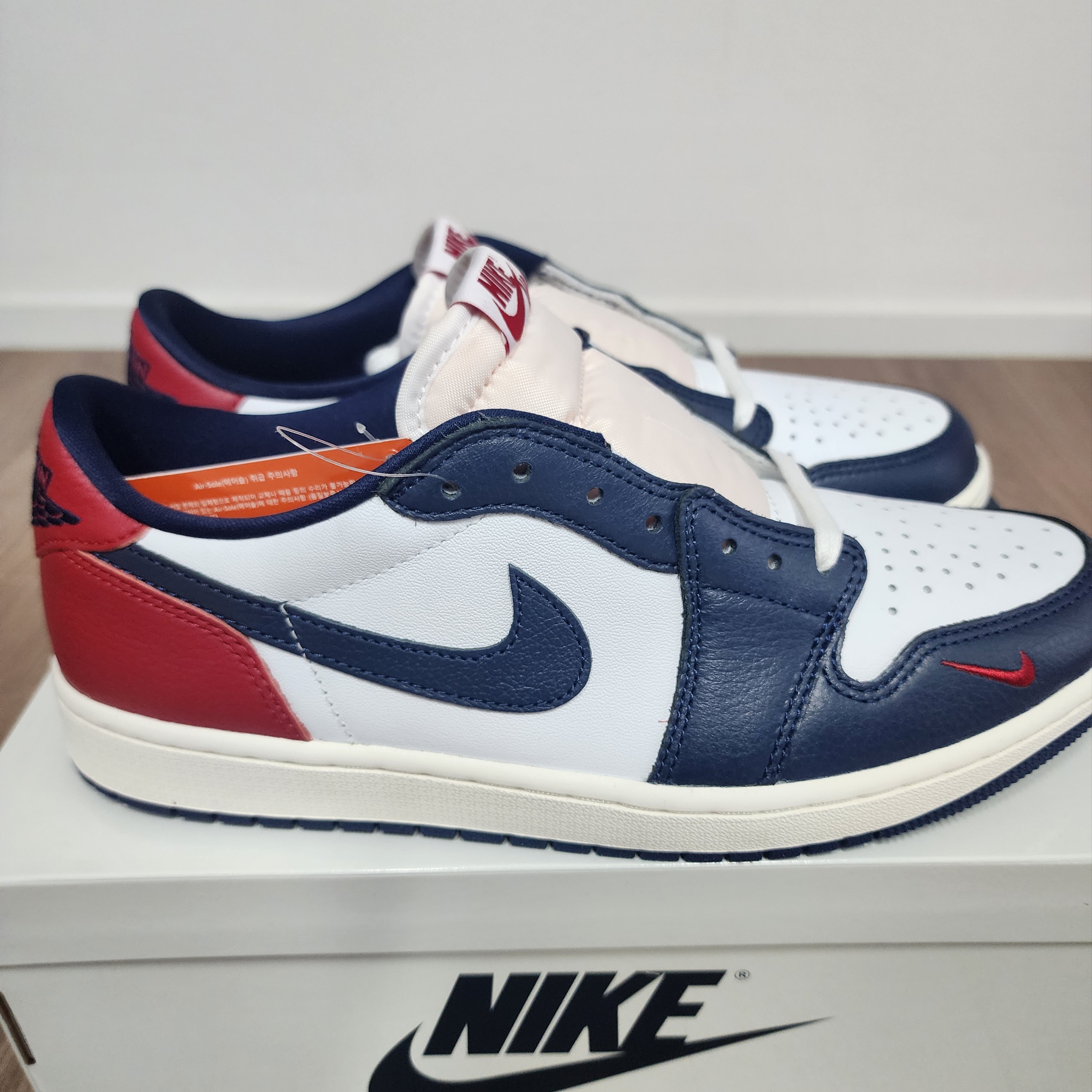 Jordan 1 Retro Low OG Gym Red and Midnight Navy 착용 스타일 - 2