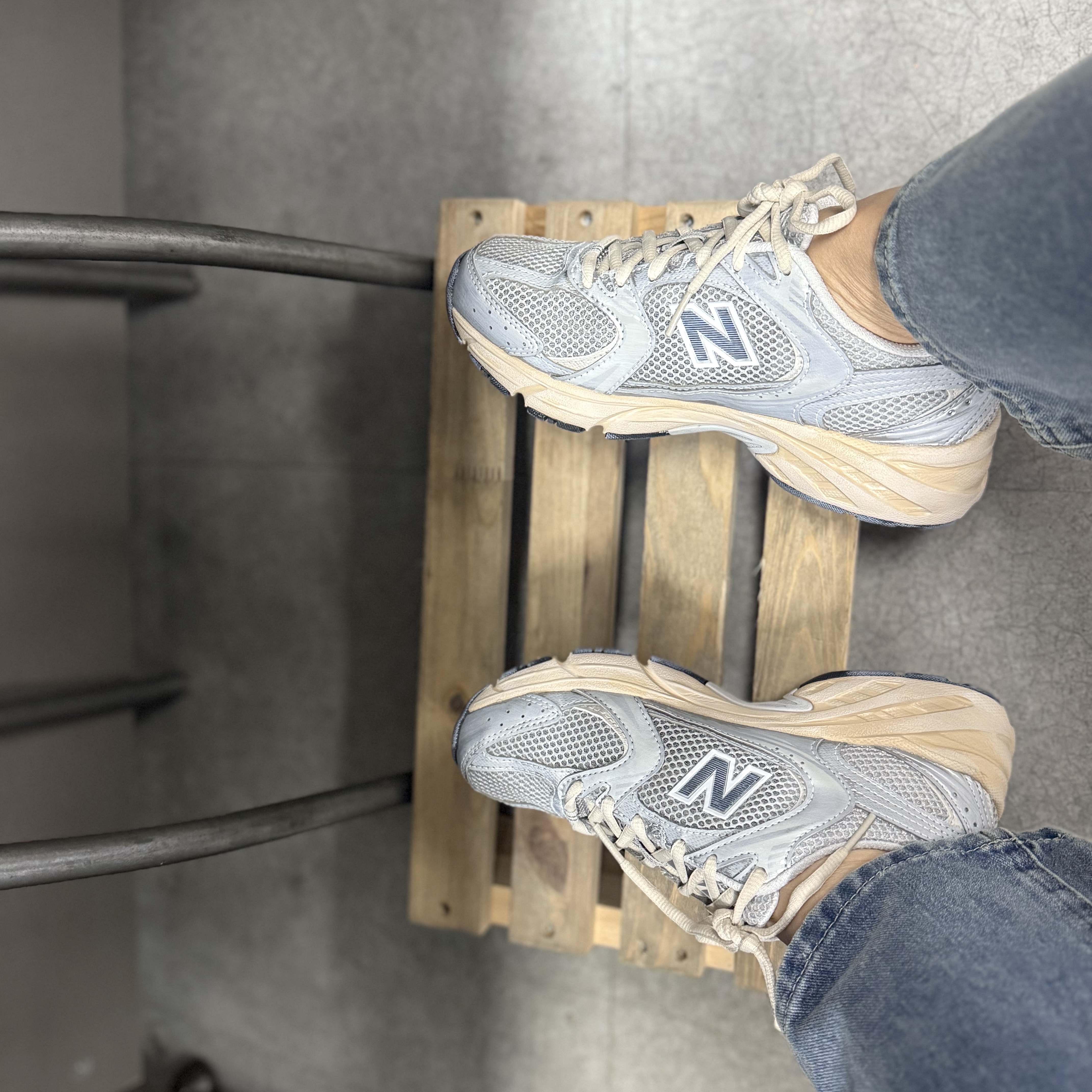 New Balance 530 Vintage Metallic Silver 착용 스타일 - 2