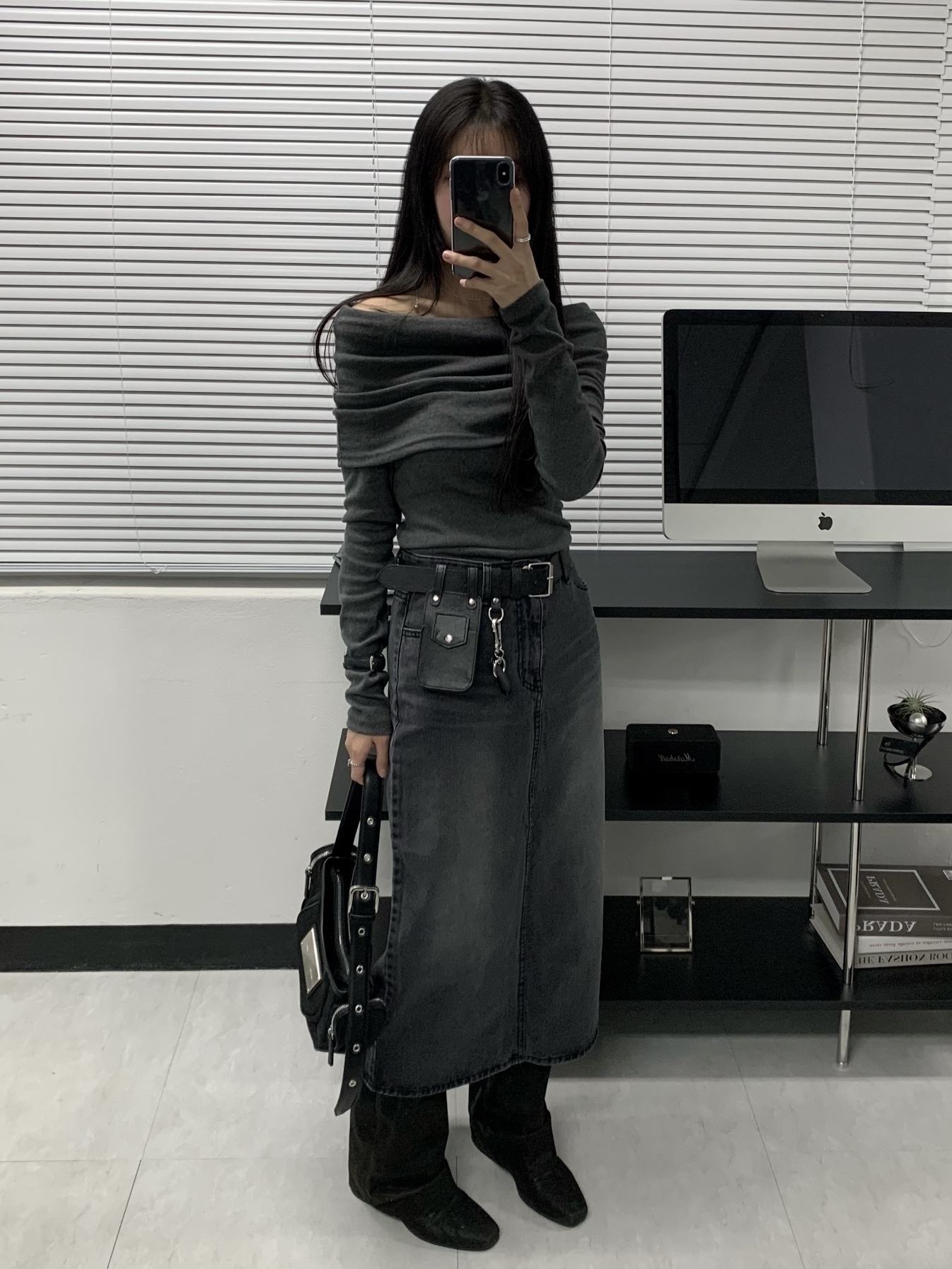 Matin Kim Madeleine Round Bag Black 착용 스타일 - 1