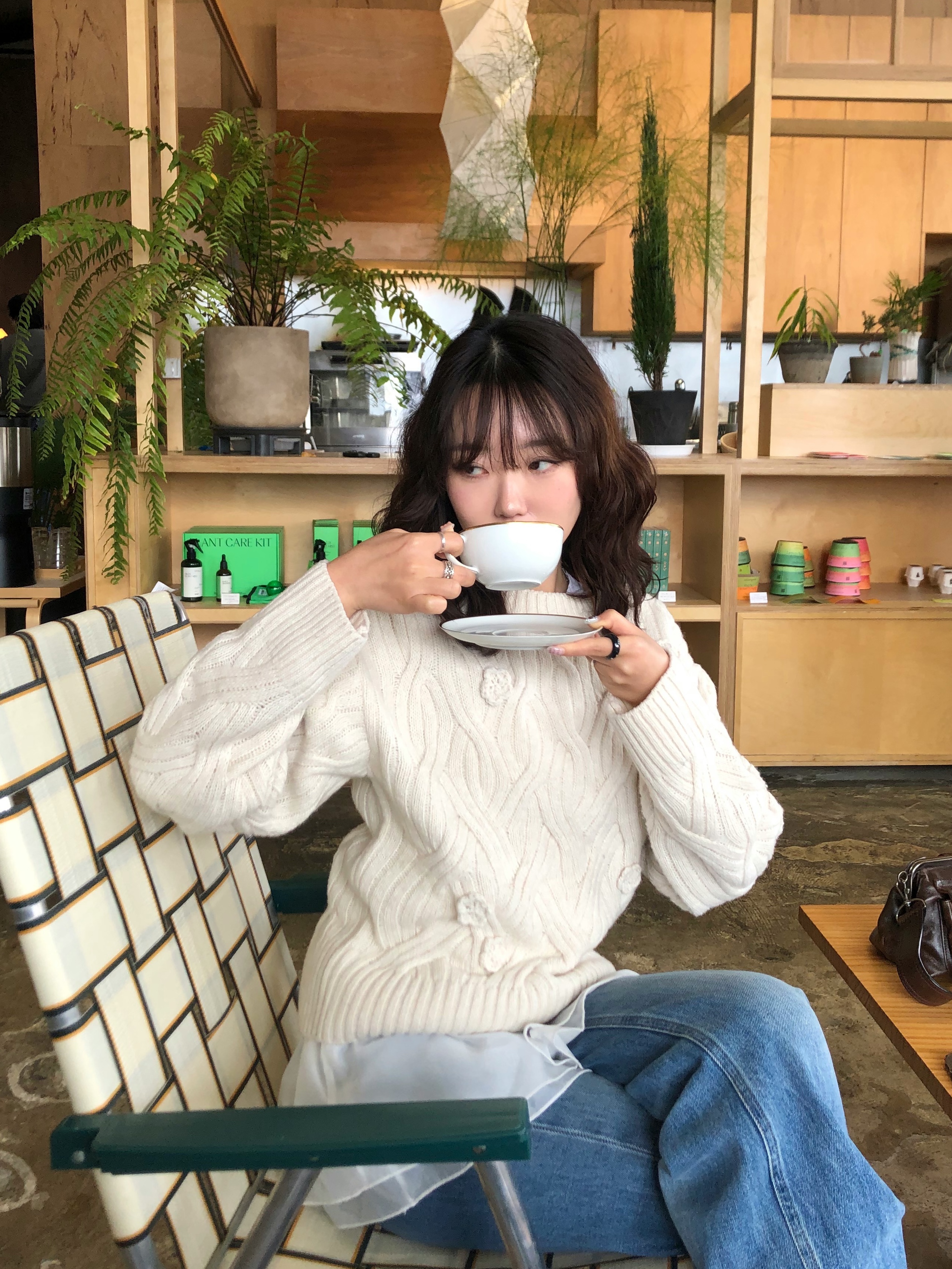Diagonal Cable Applique Knit Ivory 착용 스타일 - 5