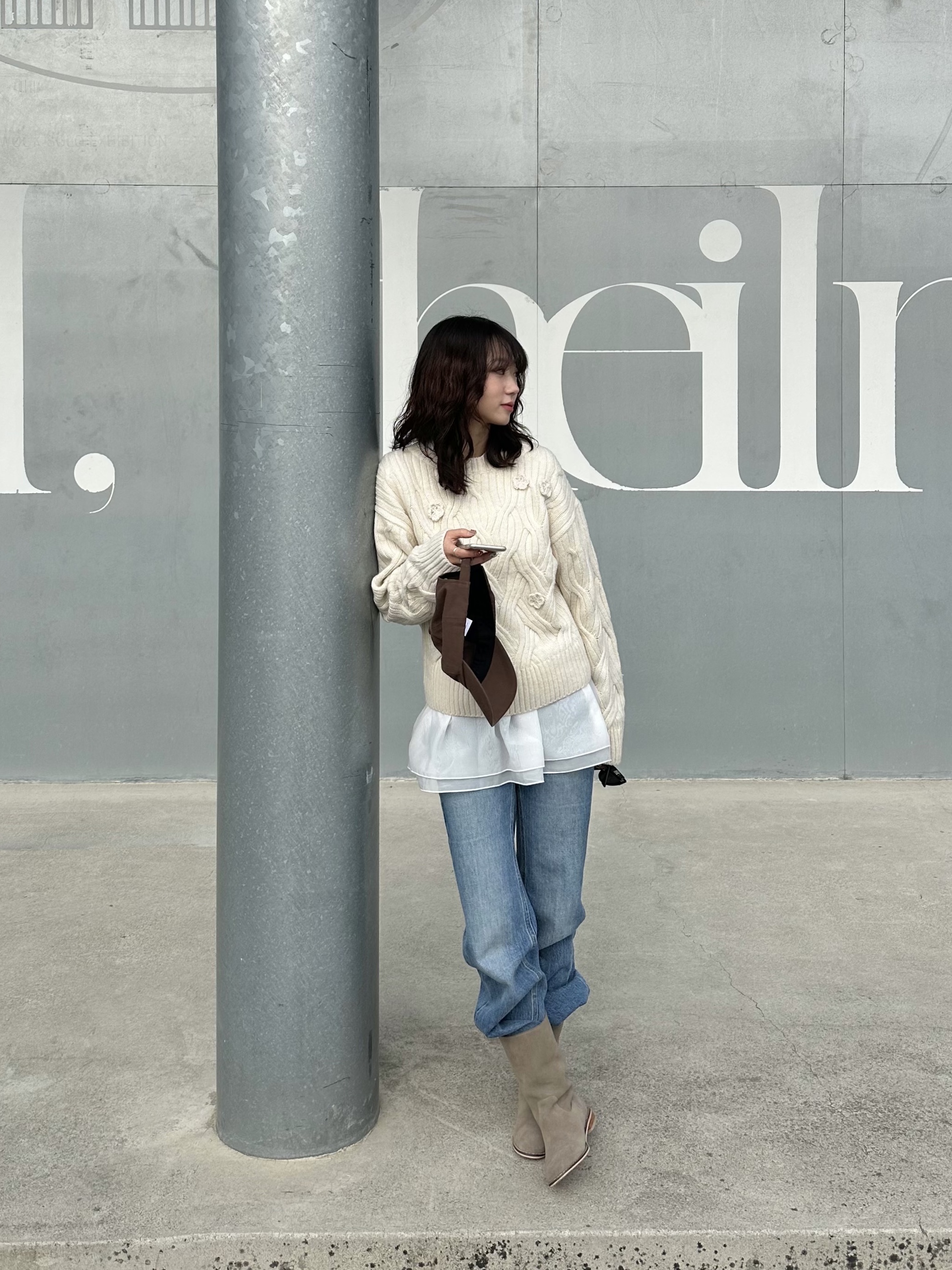 Diagonal Cable Applique Knit Ivory 착용 스타일 - 1