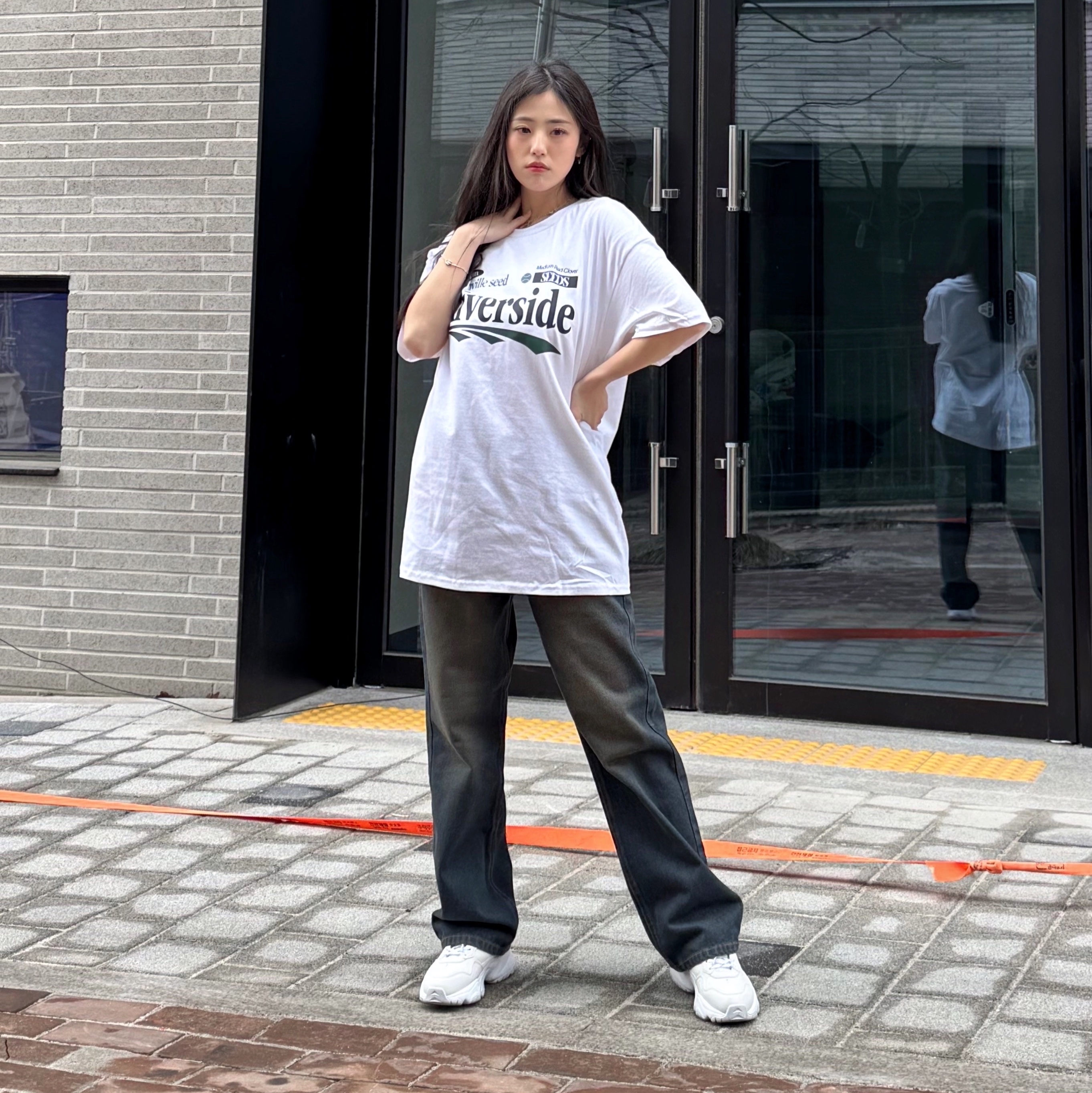 Gildan X EMEM Riverside T-Shirt White 착용 스타일 - 5