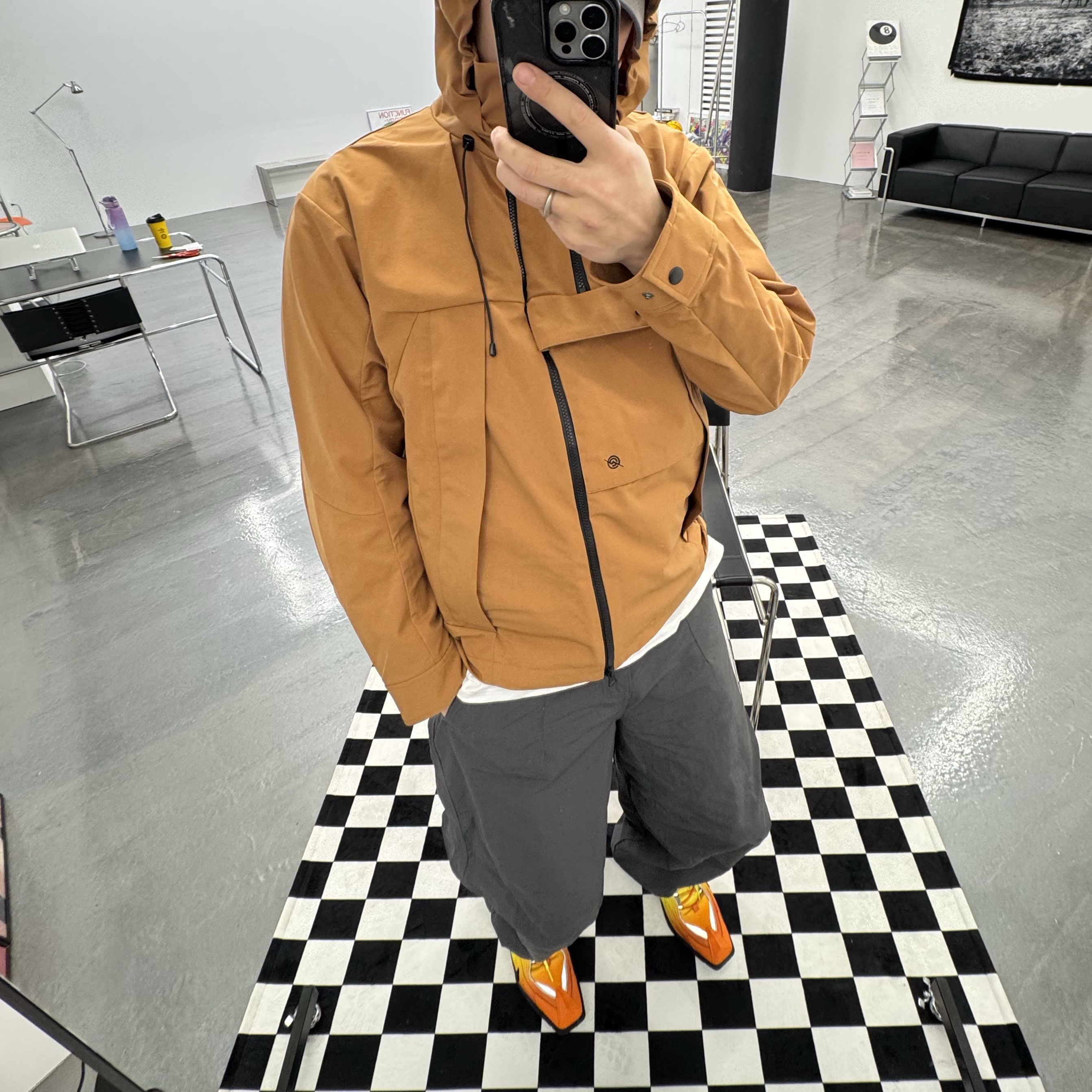 Nike x Martine Rose Shox MR4 Safety Orange 착용 스타일 - 3