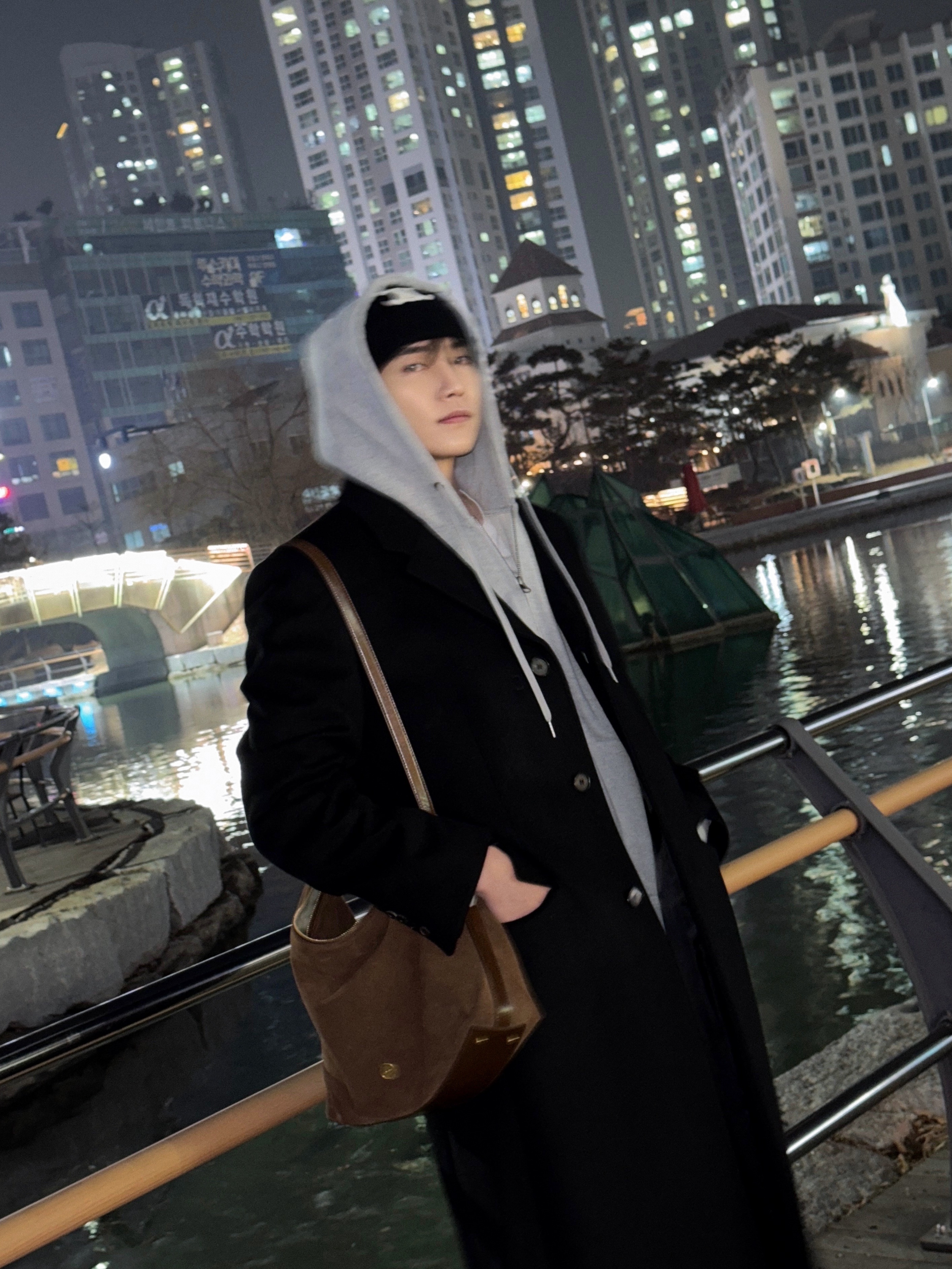 (W) 셀린느 심리스 캐시미어 트리옹프 클로시 햇 블랙, 던스트 투웨이 3 버튼 캐시미어 코트 블랙 착용 스타일 - 4