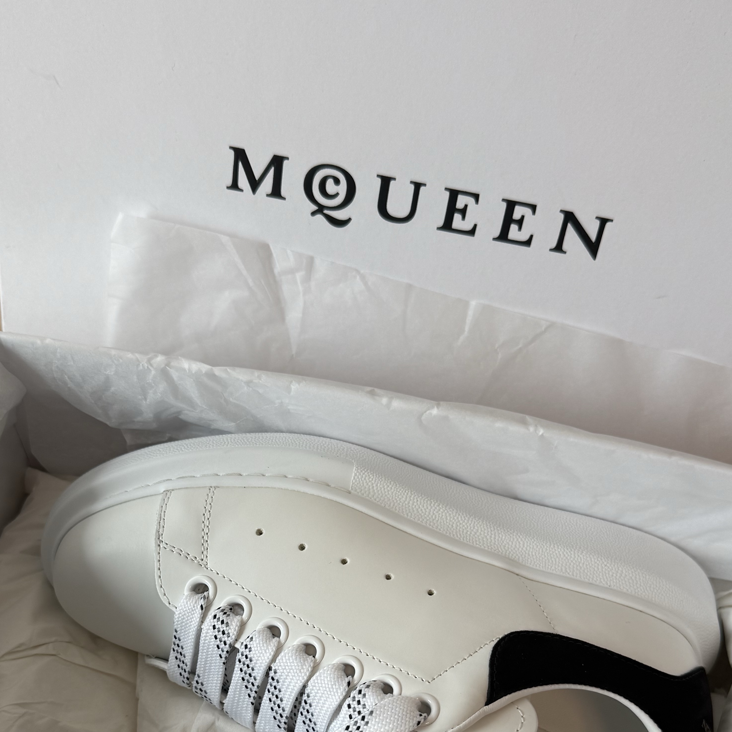 (W) Alexander McQueen Oversized Sneakers White Black 착용 스타일