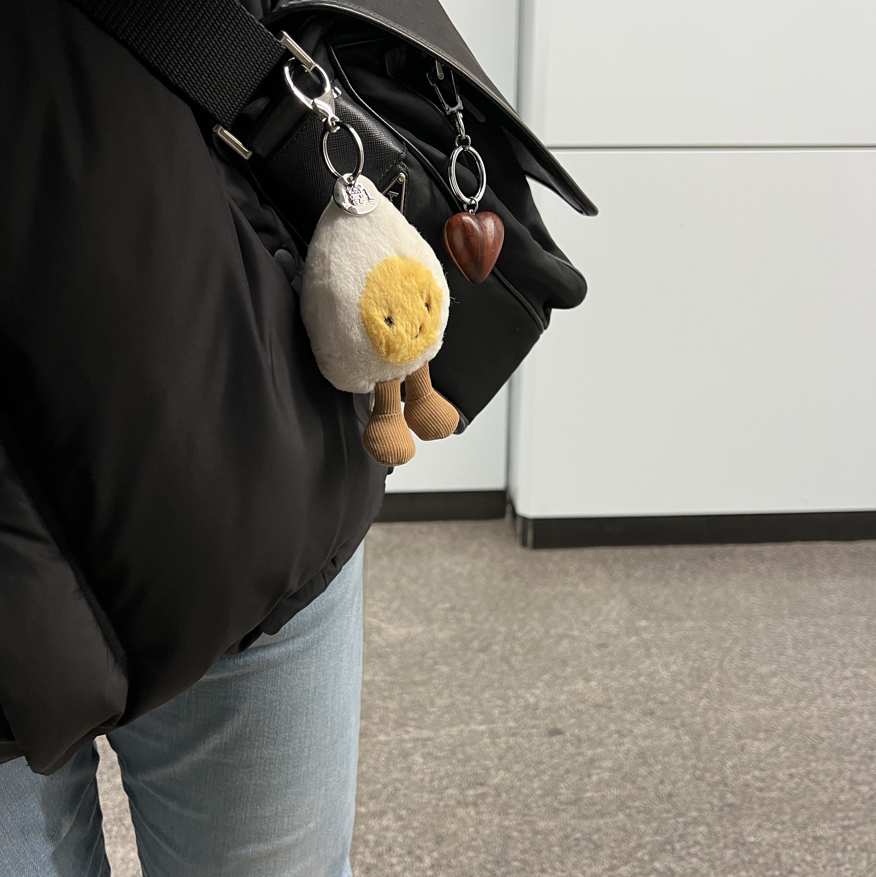 Jellycat Amuseable Happy Boiled Egg Bag Charm Cream 착용 스타일