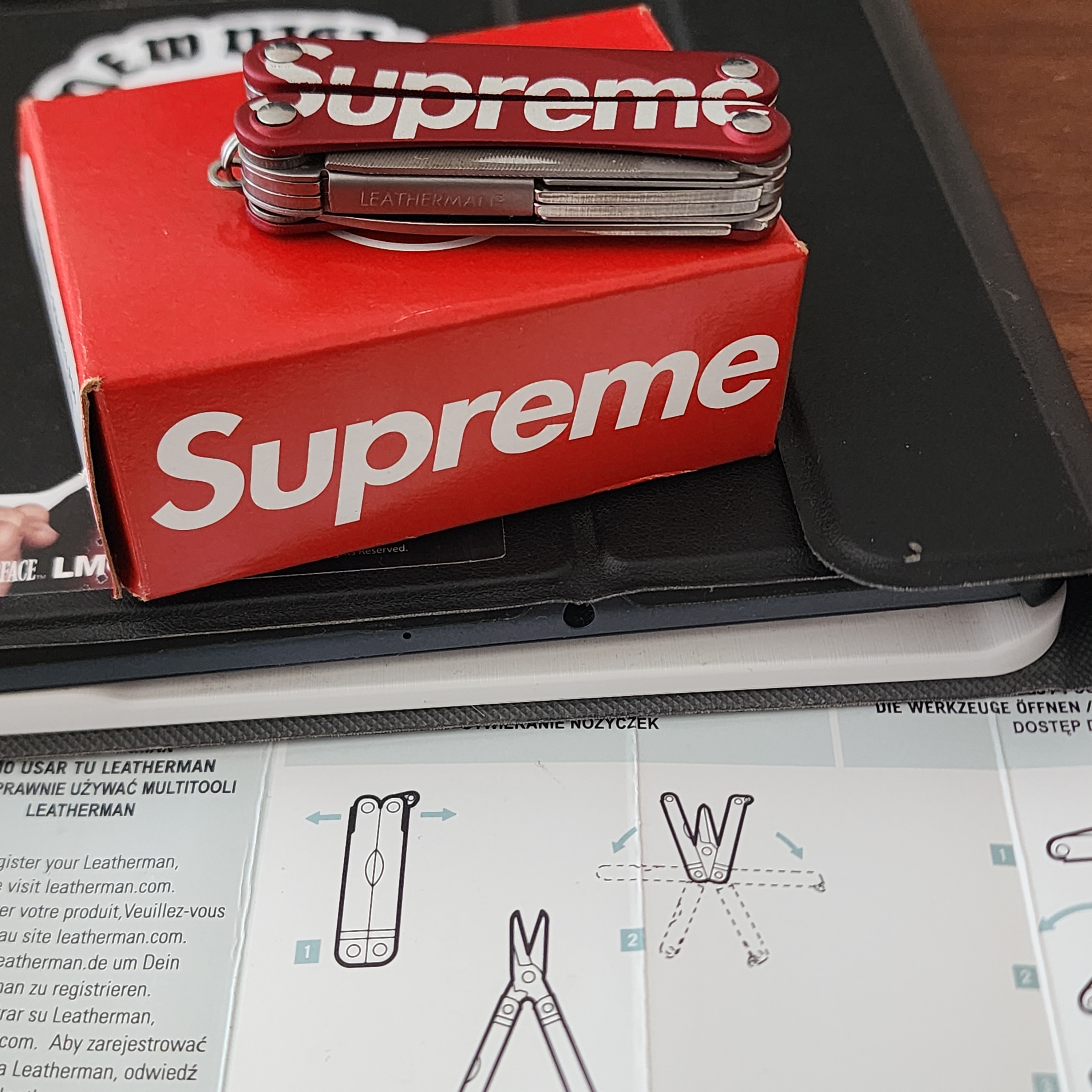 Supreme x Leatherman Squirt PS4 Multitool Red - 21SS 착용 스타일