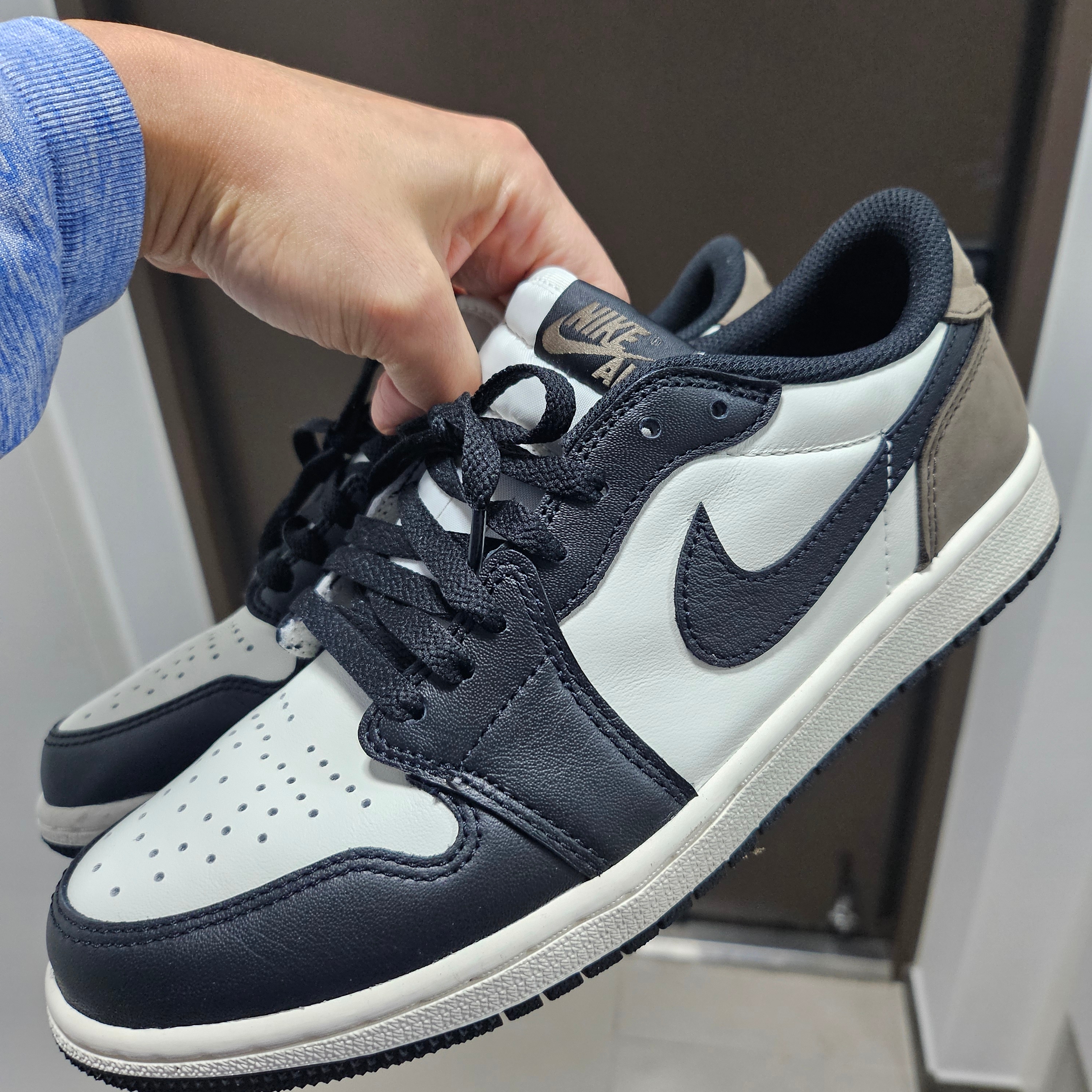 Jordan 1 Retro Low OG Mocha 착용 스타일 - 3