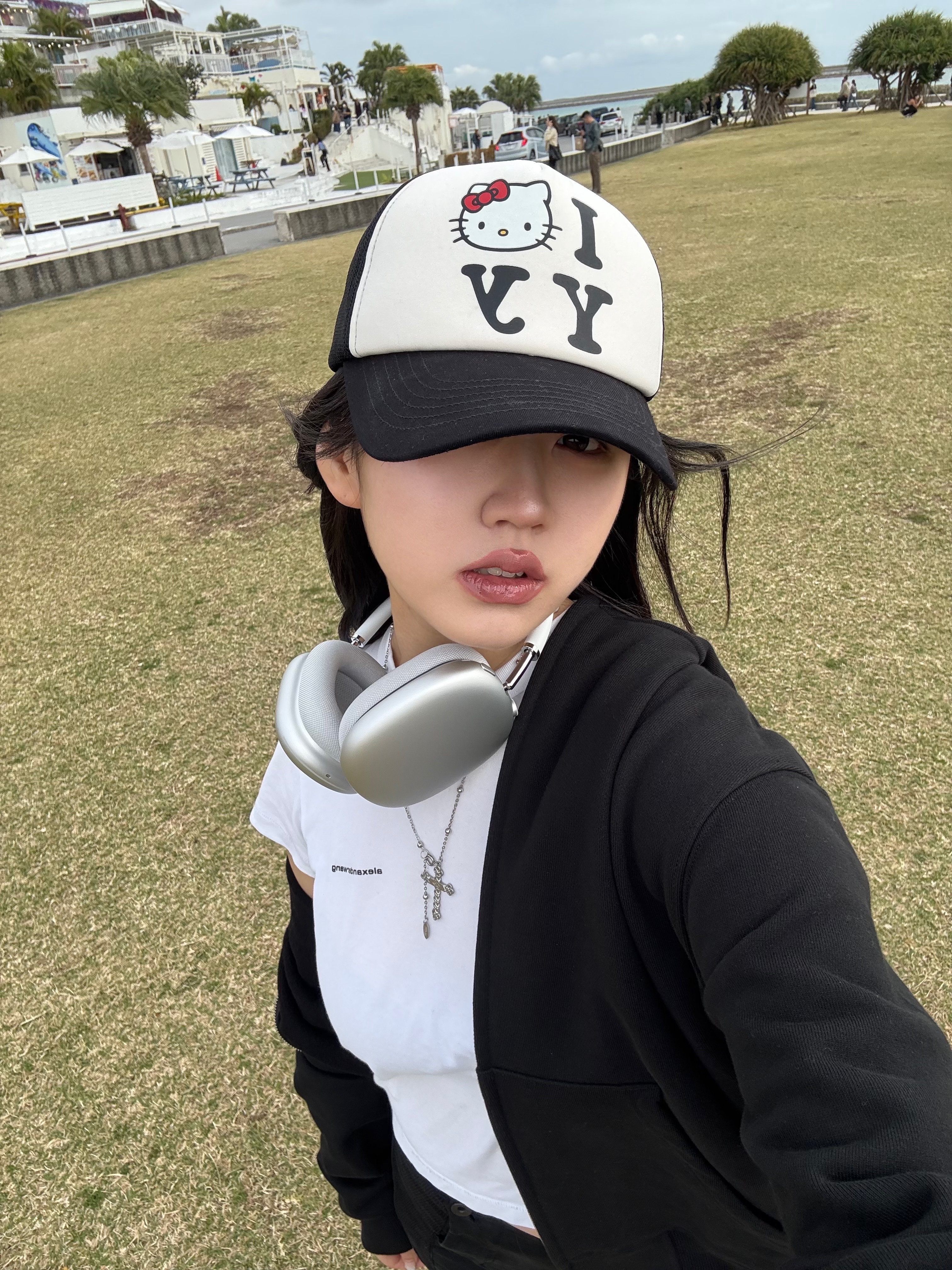 Deus Ex Machina Seoul College Hooded Jacket Black, Open Yy x Hello Kitty Trucker Cap Black 착용 스타일 - 3