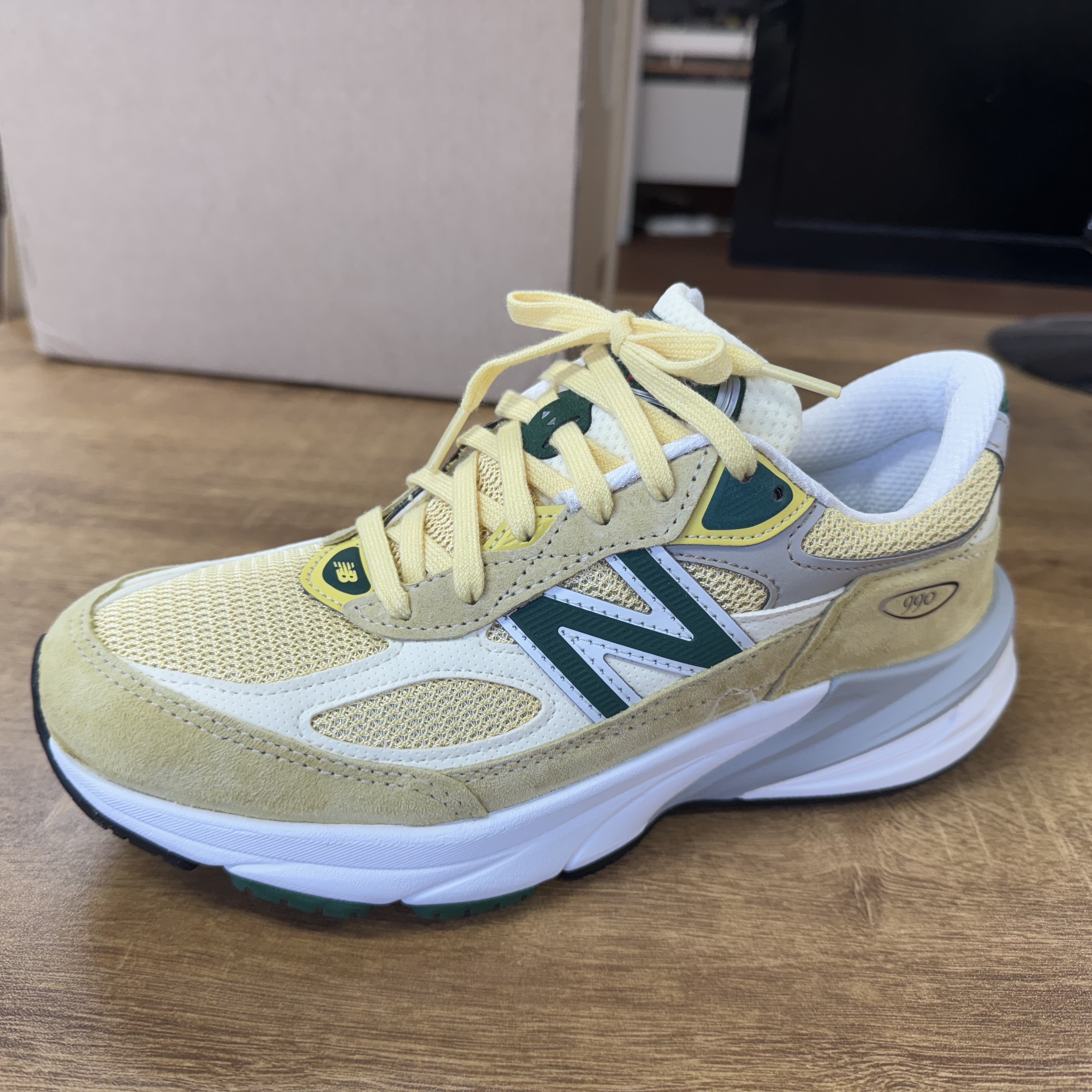 뉴발란스 990v6 메이드 인 USA 설퍼 그린 착용 스타일 - 1