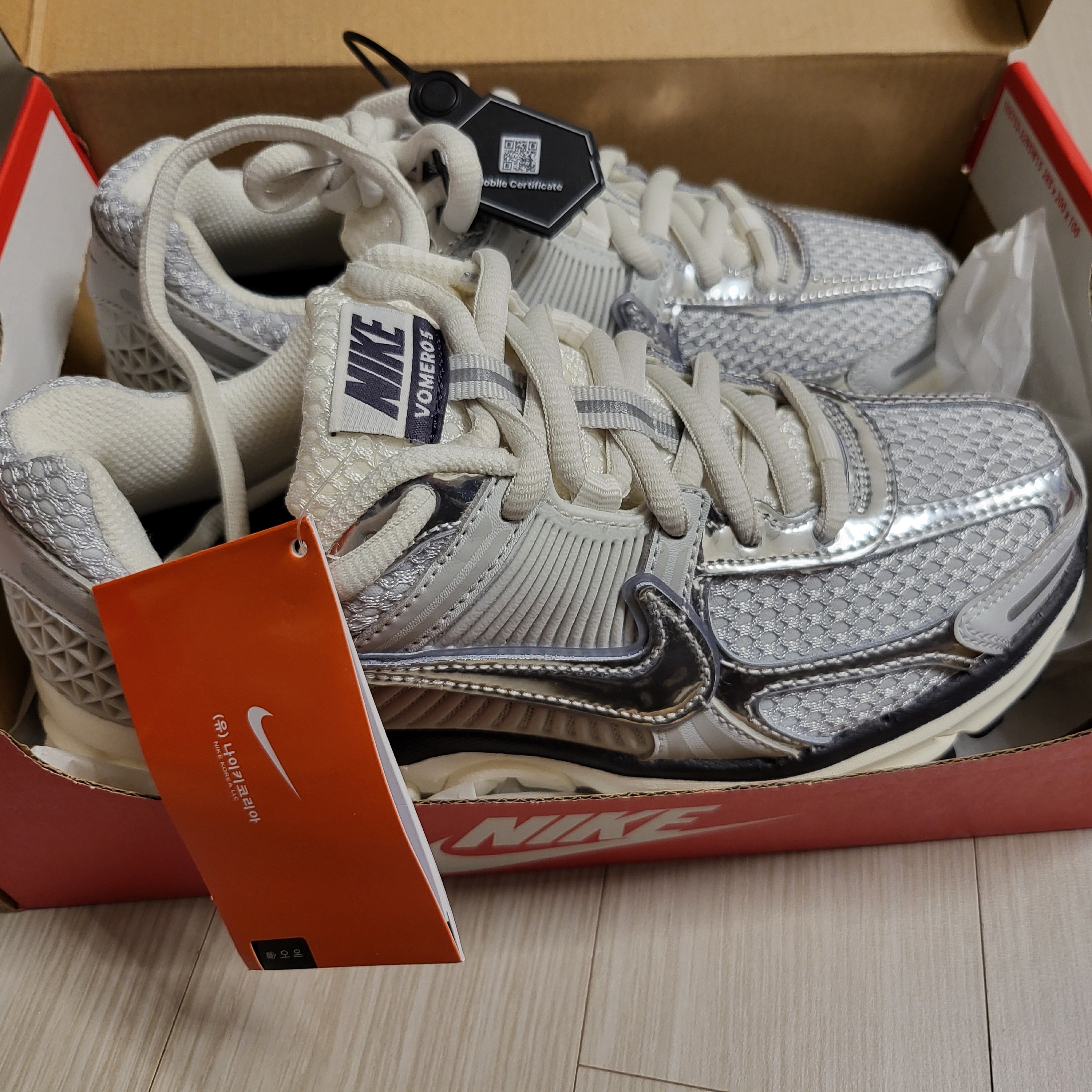 (W) Nike Zoom Vomero 5 Photon Dust and Metallic Silver 착용 스타일