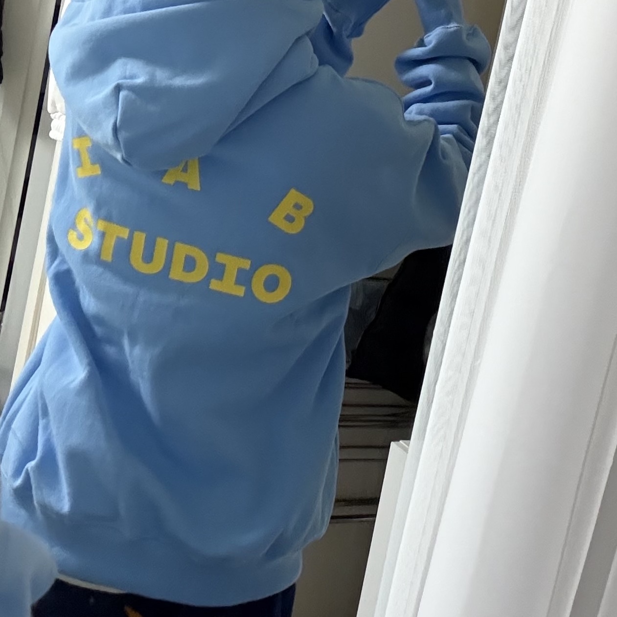 IAB Studio Hoodie Sky Blue Lemon 착용 스타일