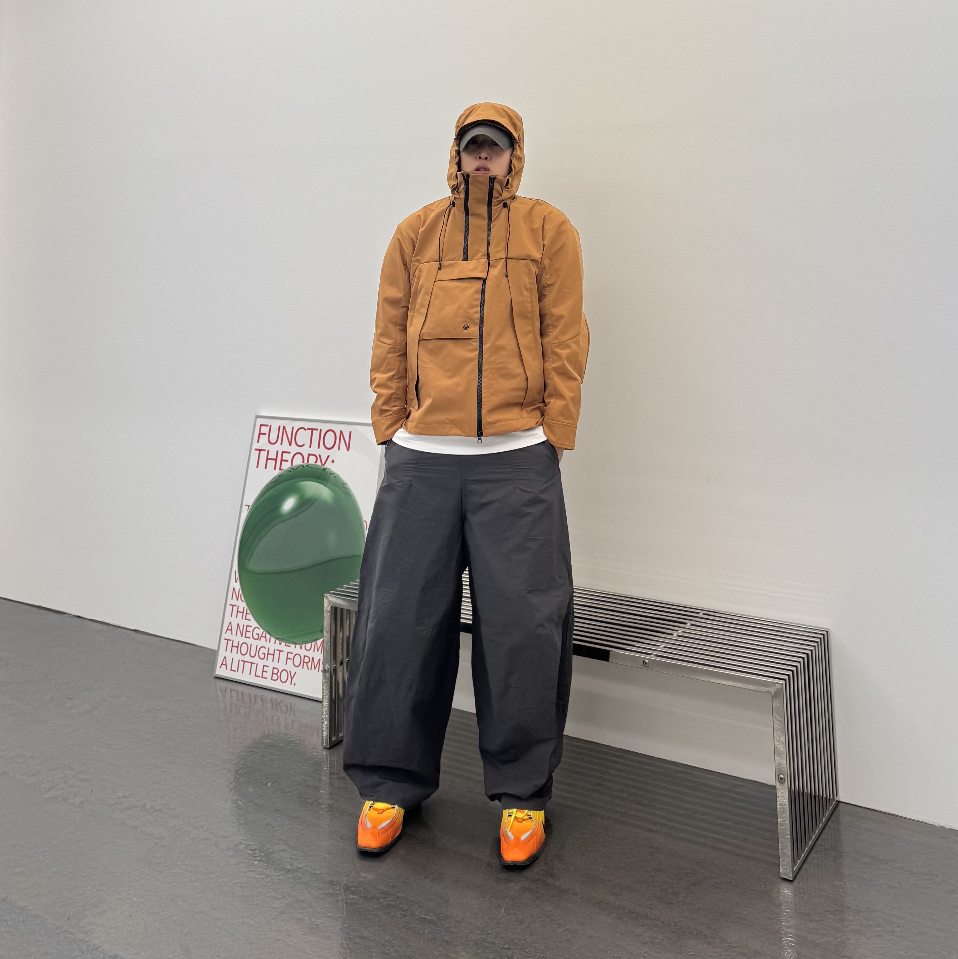 Nike x Martine Rose Shox MR4 Safety Orange 착용 스타일 - 2