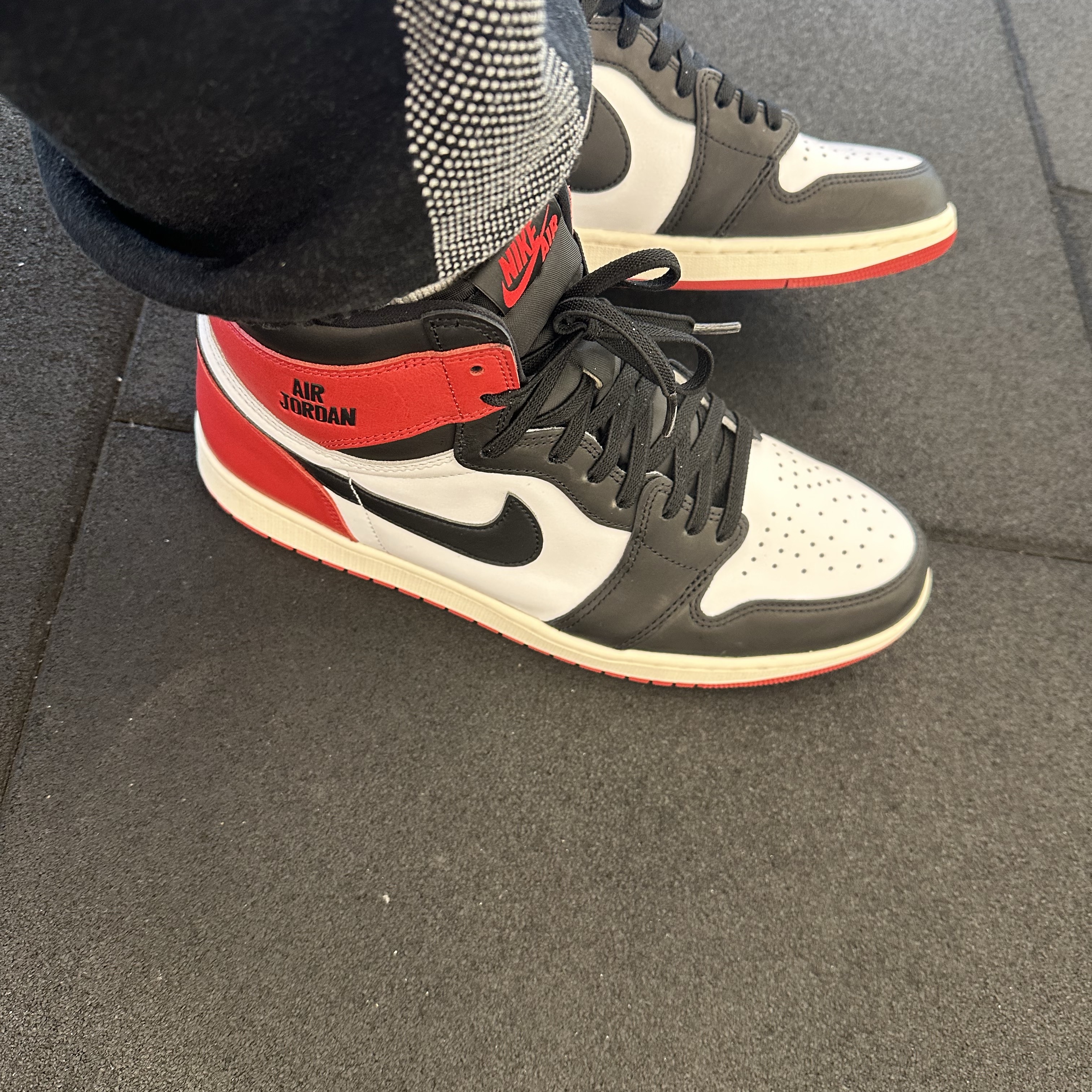 Jordan 1 Retro High OG Black Toe 착용 스타일 - 1