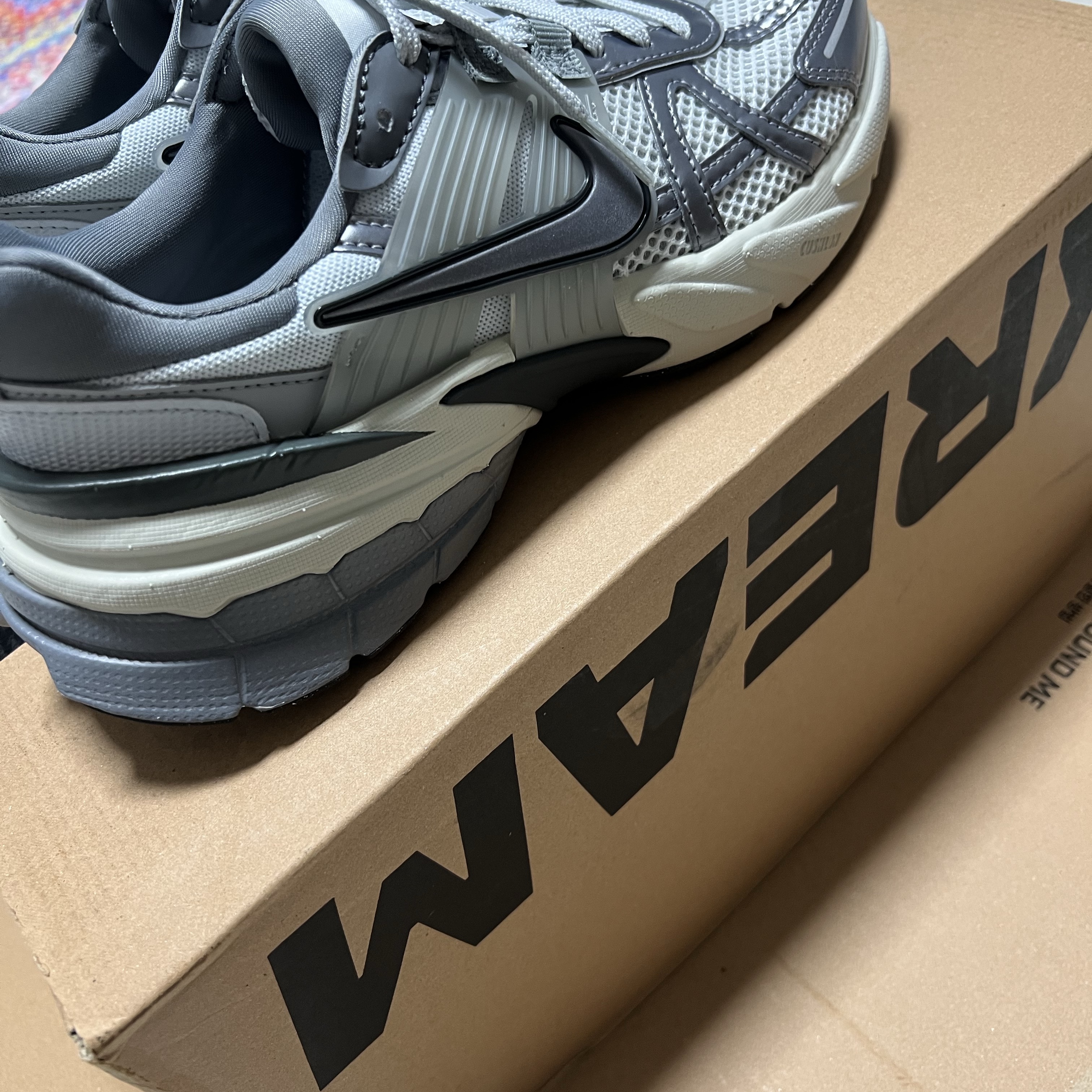 Nike V2K Run Pure Platinum Wolf Grey 착용 스타일 - 2