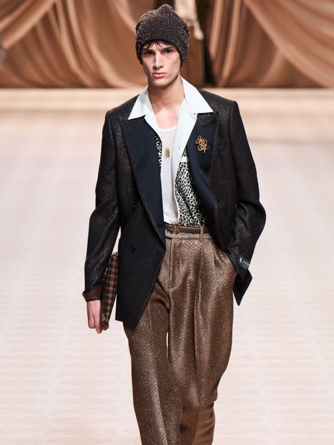 Saint Laurent Opyum Ysl Crocodile Brooch in Gold Brass Gold, Chanel Camellia Brooch Wool Tweed & Pink 착용 스타일 - 2