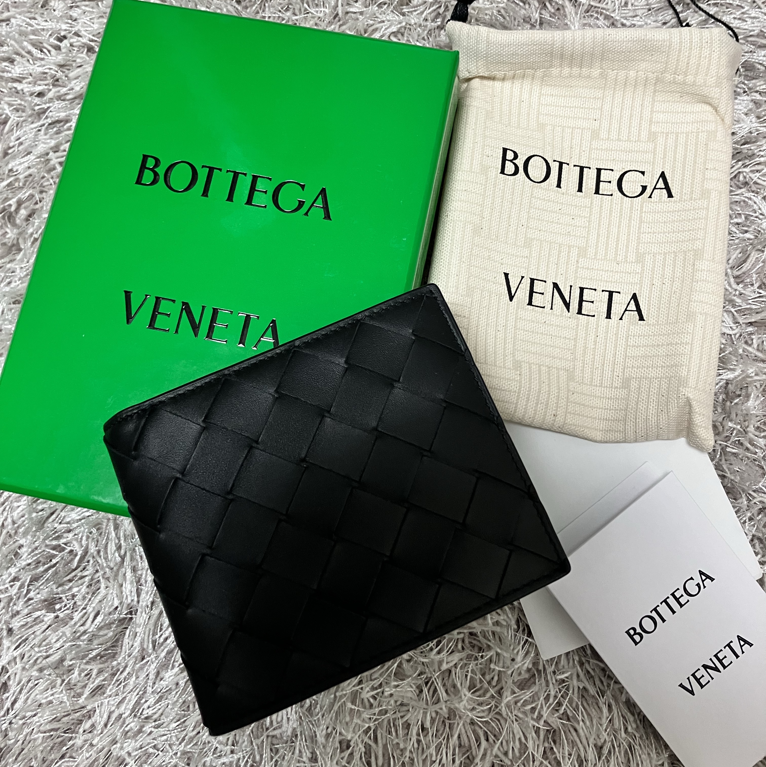 Bottega Veneta Bi-Fold Wallet Black 착용 스타일